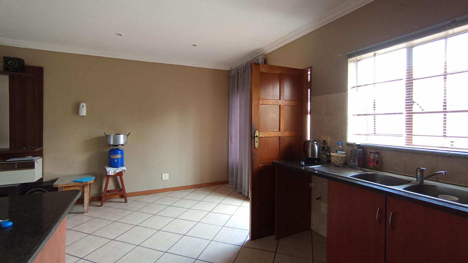 Kitchen - 17 square meters of property in Annlin