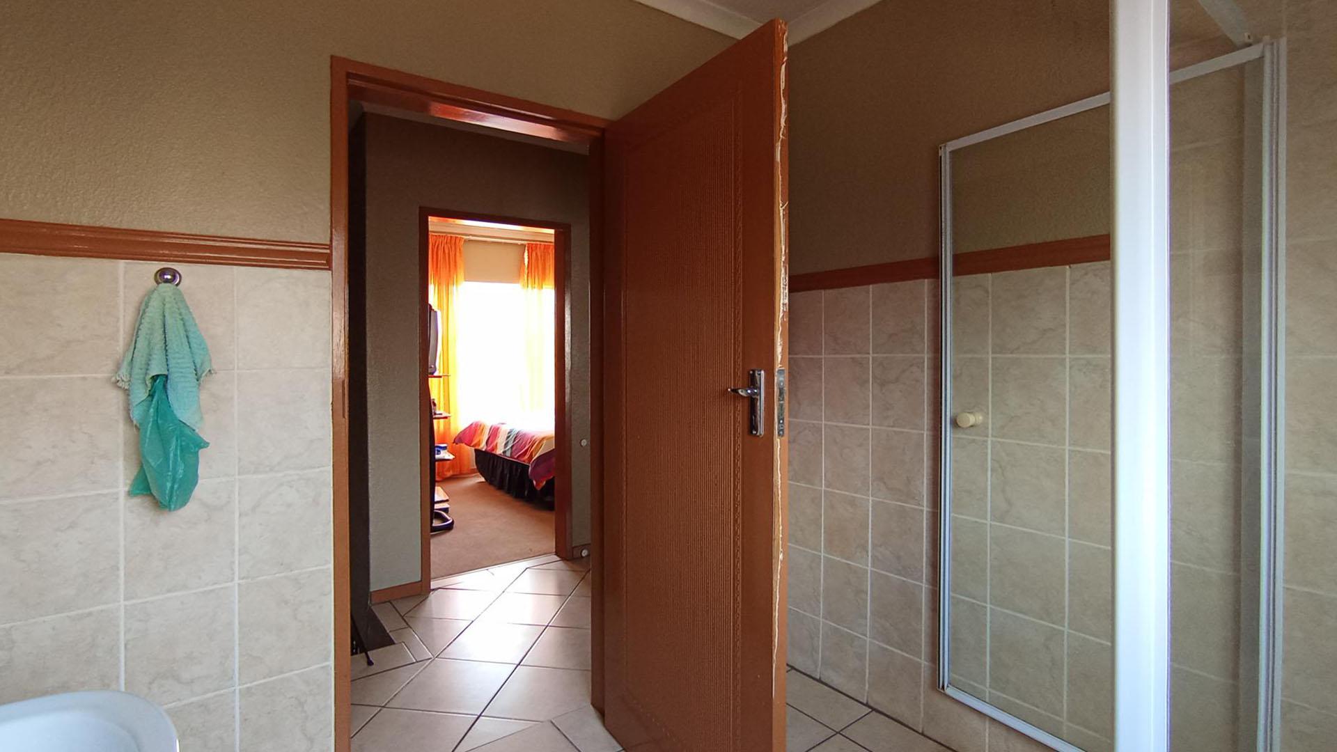 Bathroom 1 - 6 square meters of property in Annlin