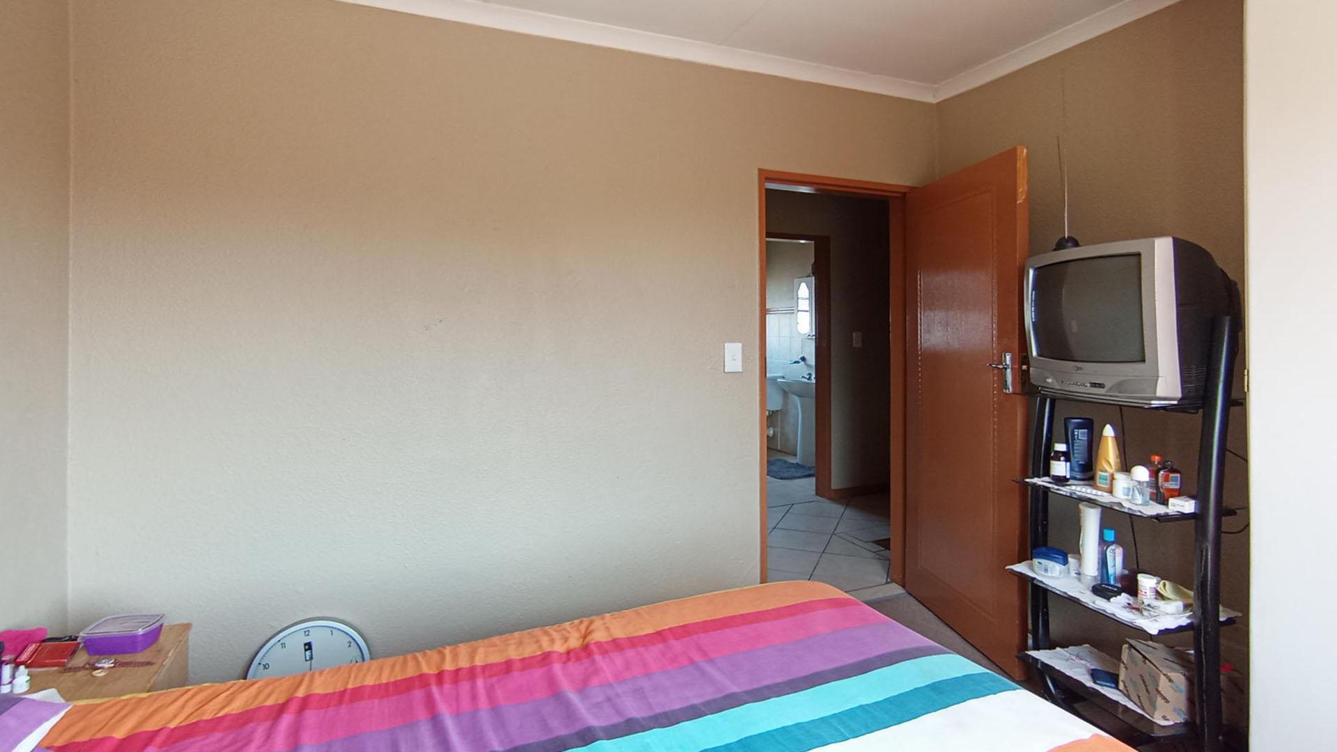 Bed Room 1 - 11 square meters of property in Annlin