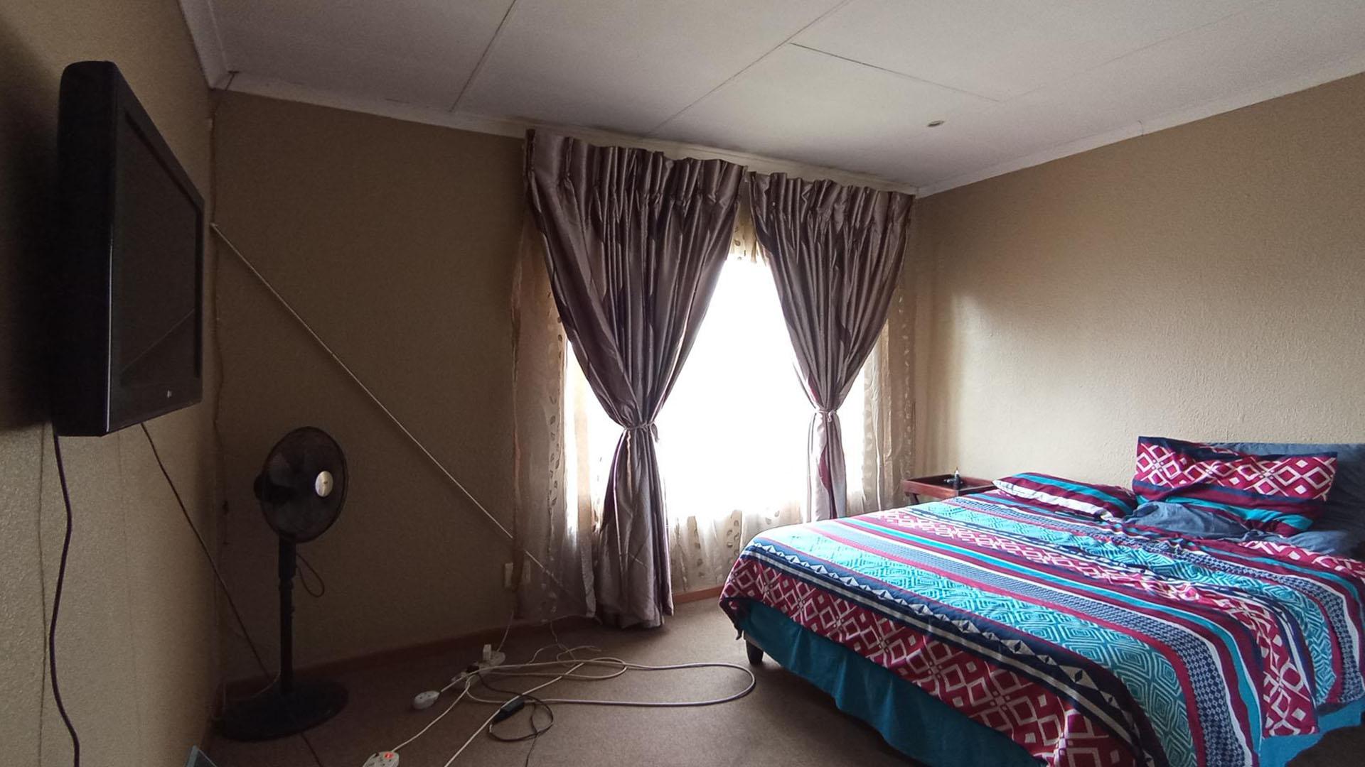 Main Bedroom - 19 square meters of property in Annlin