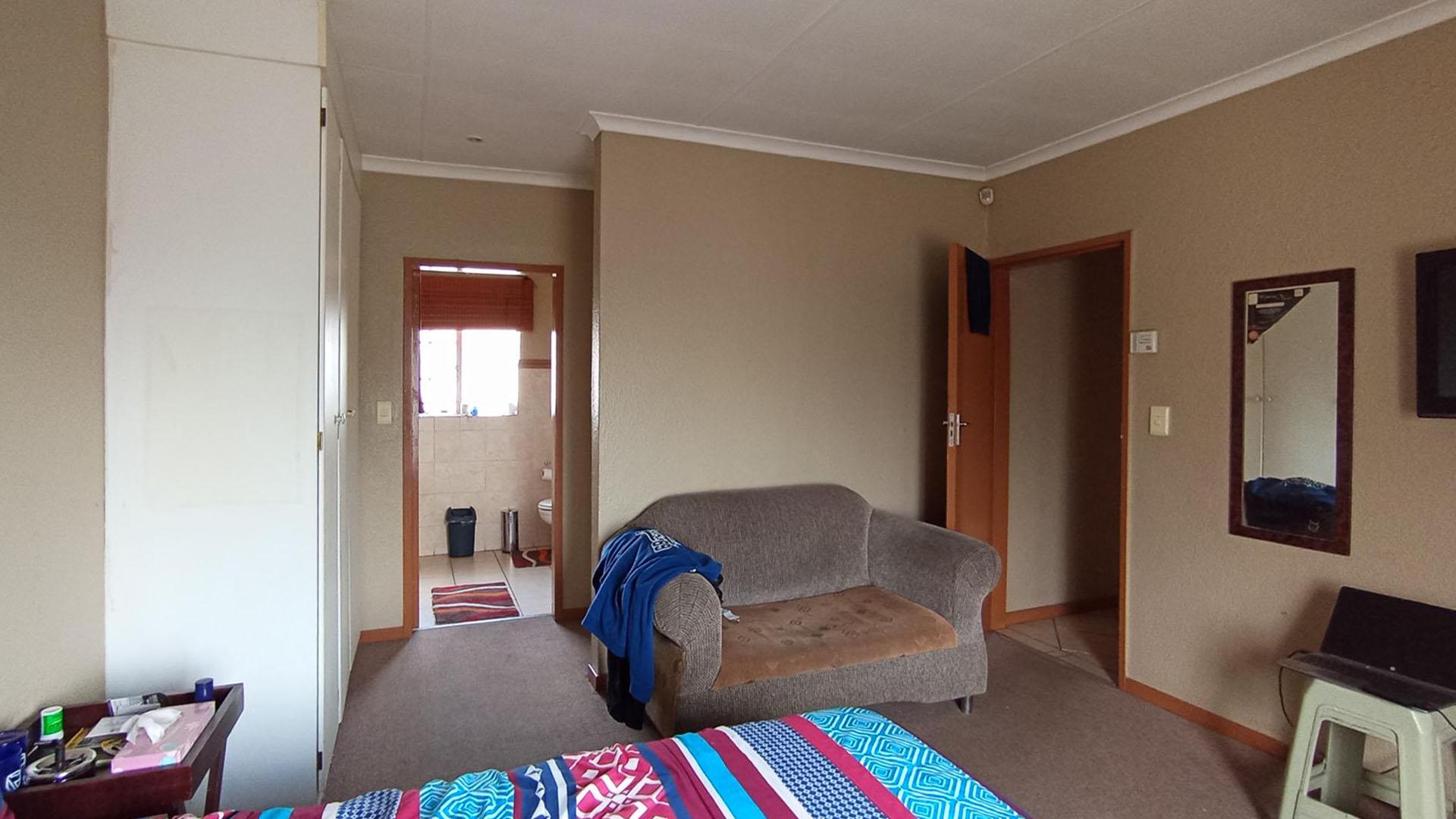 Main Bedroom - 19 square meters of property in Annlin