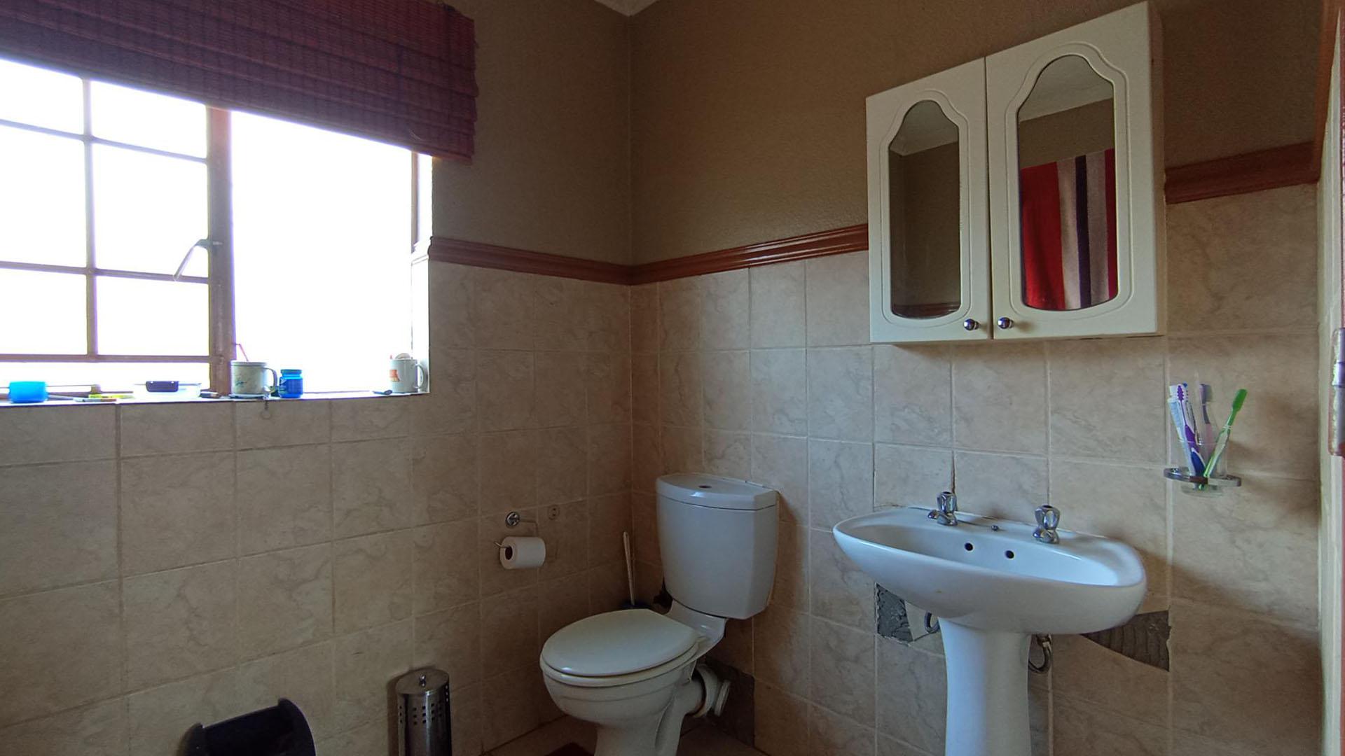 Main Bathroom - 5 square meters of property in Annlin