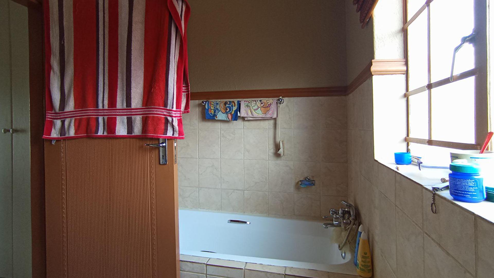 Main Bathroom - 5 square meters of property in Annlin
