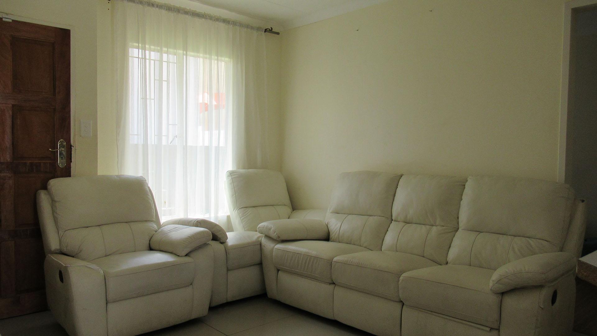 Lounges - 11 square meters of property in Witpoortjie