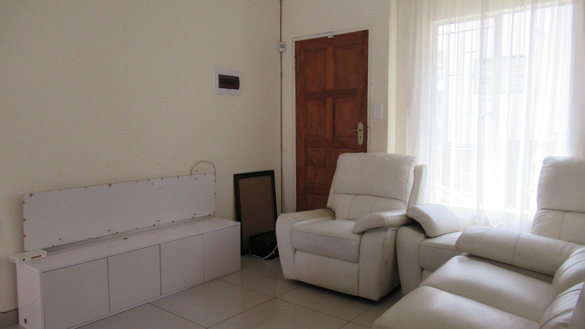 Lounges - 11 square meters of property in Witpoortjie