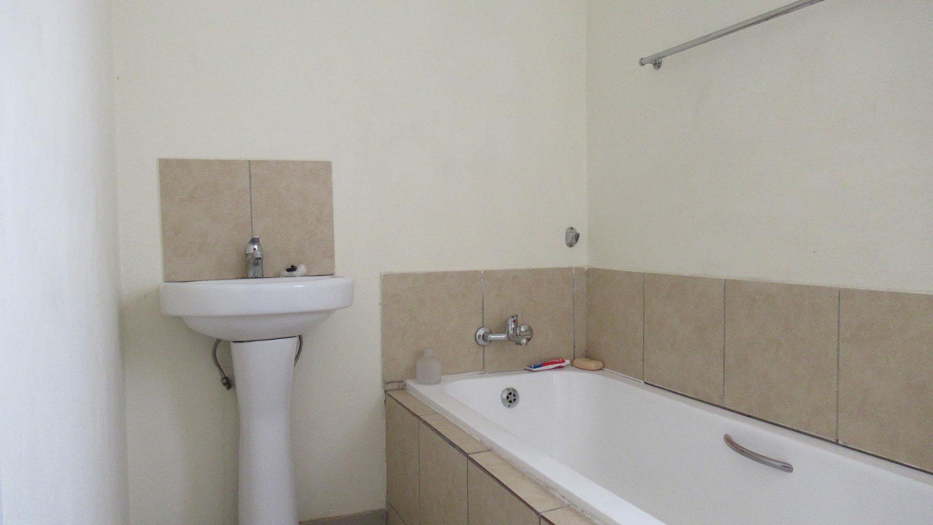 Bathroom 1 - 6 square meters of property in Witpoortjie