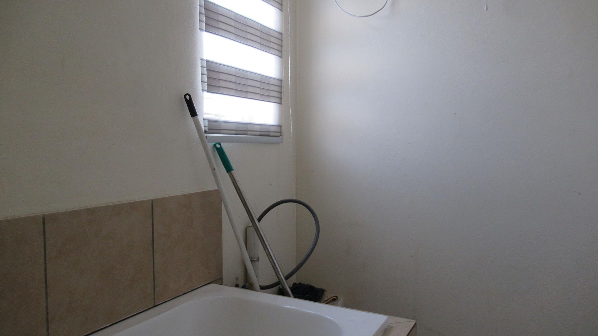 Bathroom 1 - 6 square meters of property in Witpoortjie