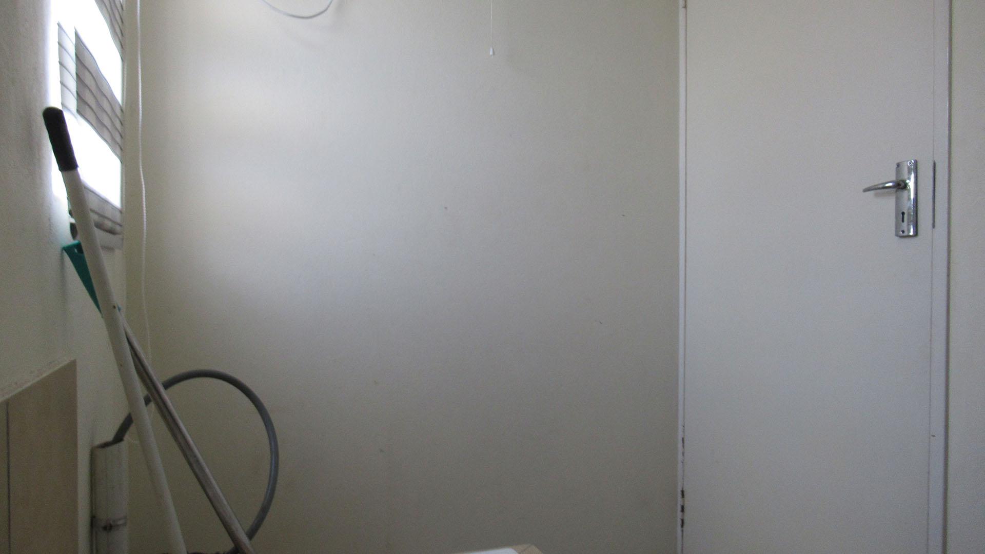 Bathroom 1 - 6 square meters of property in Witpoortjie