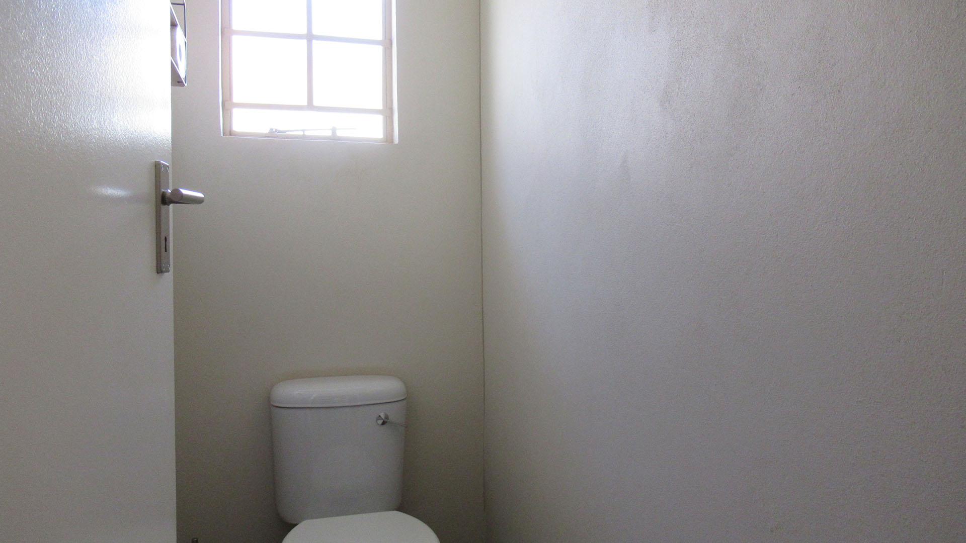 Bathroom 1 - 2 square meters of property in Sky City