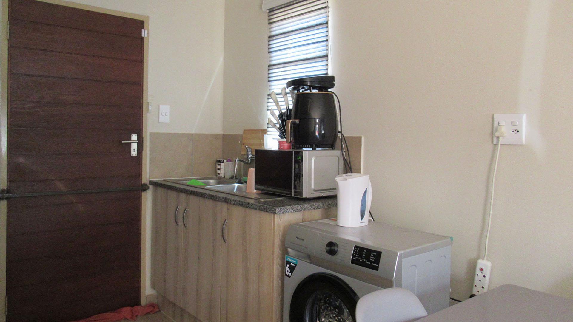 Kitchen - 6 square meters of property in Sky City