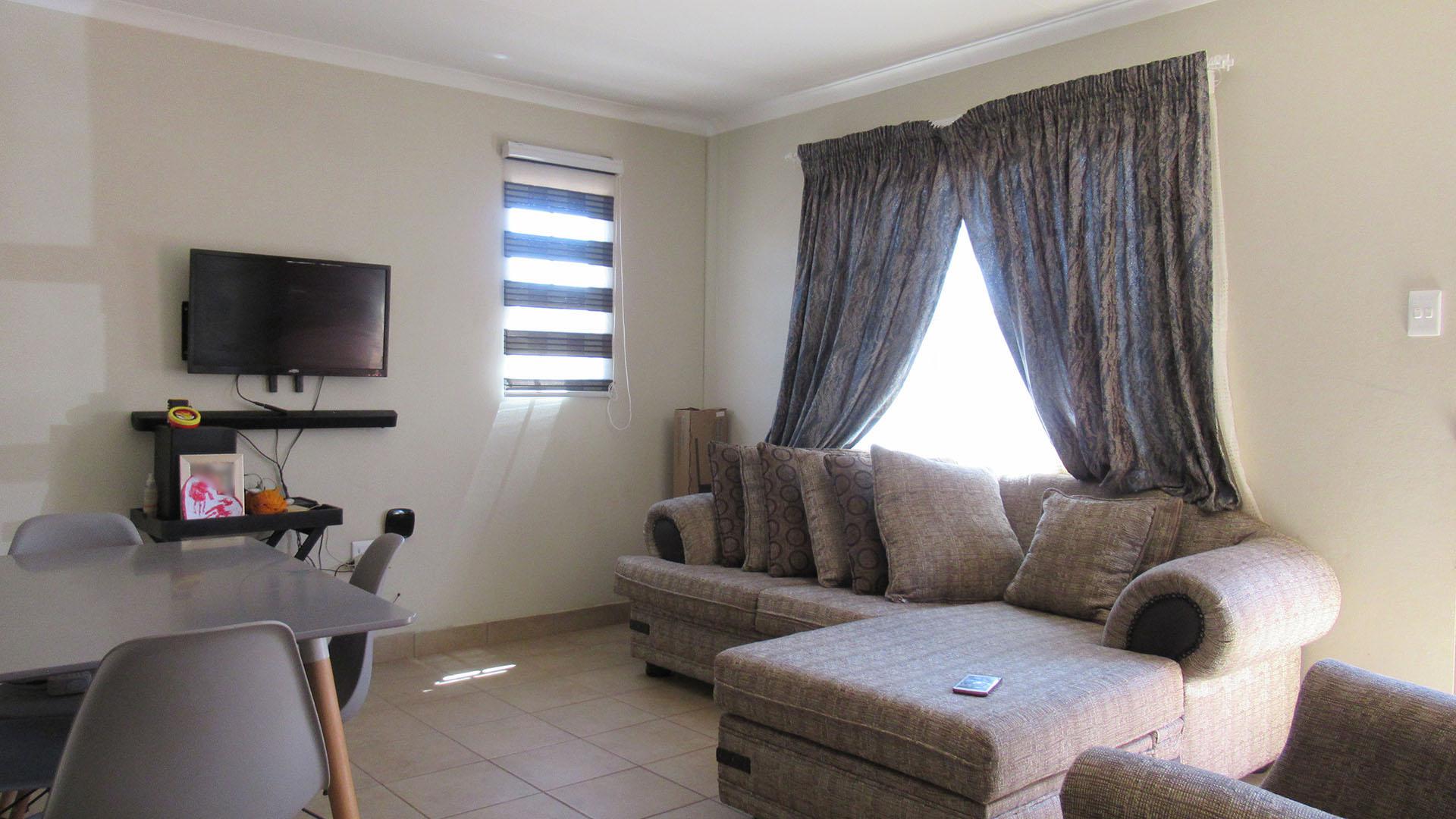 Lounges - 14 square meters of property in Sky City