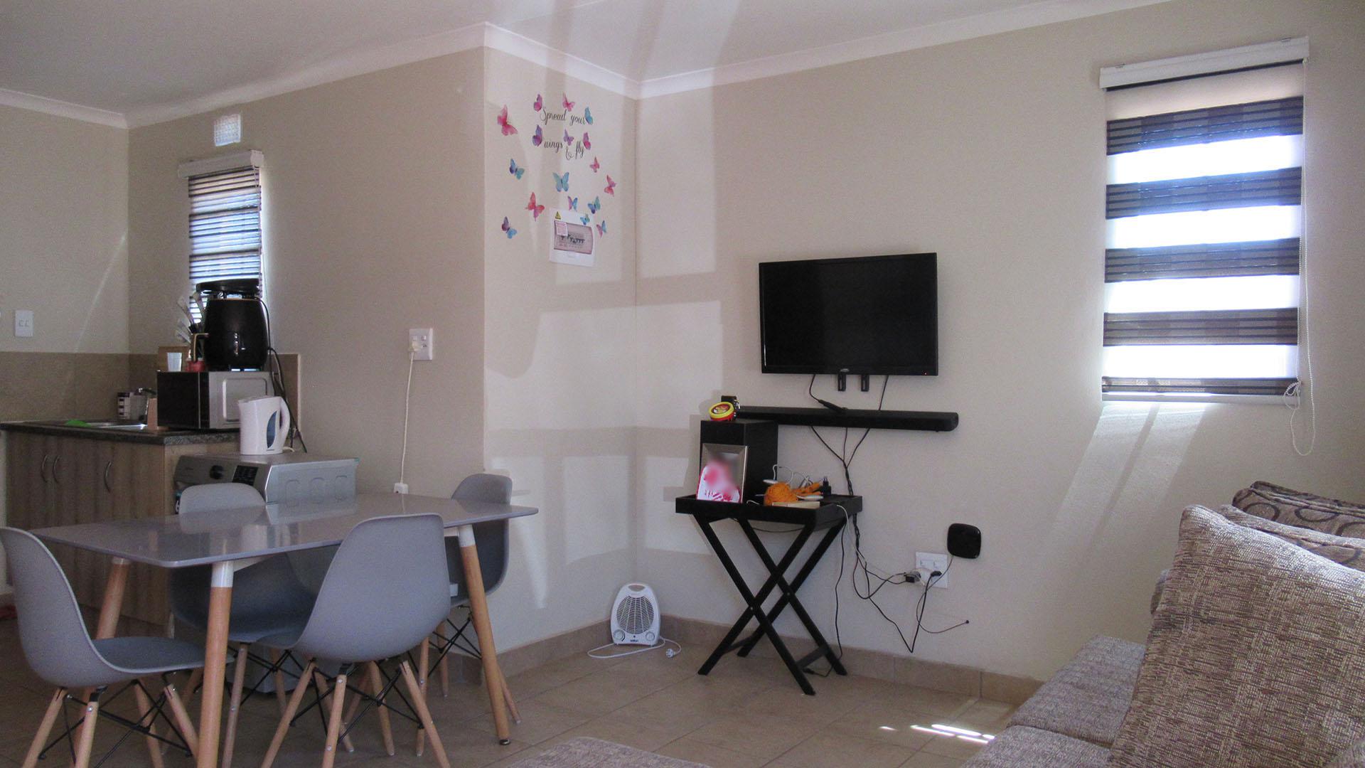 Lounges - 14 square meters of property in Sky City