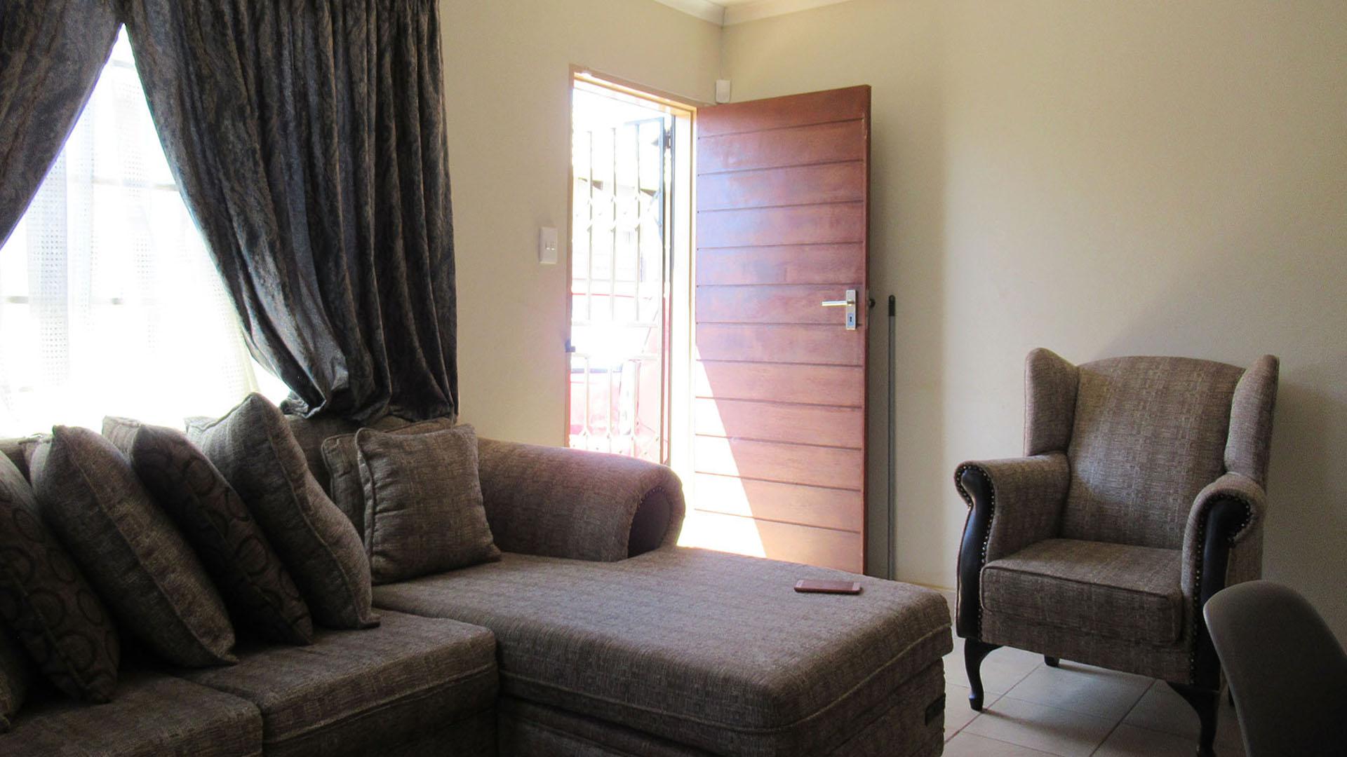 Lounges - 14 square meters of property in Sky City