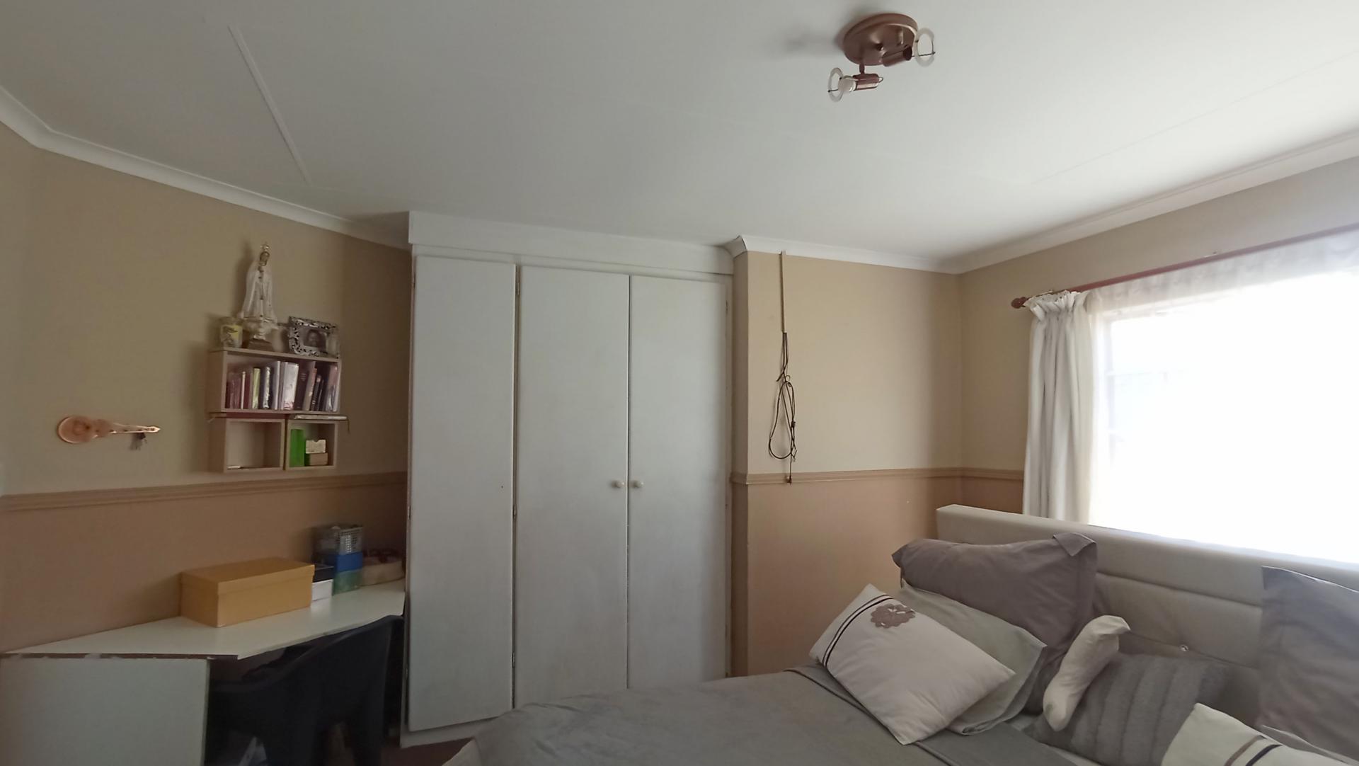 Main Bedroom - 18 square meters of property in Highveld