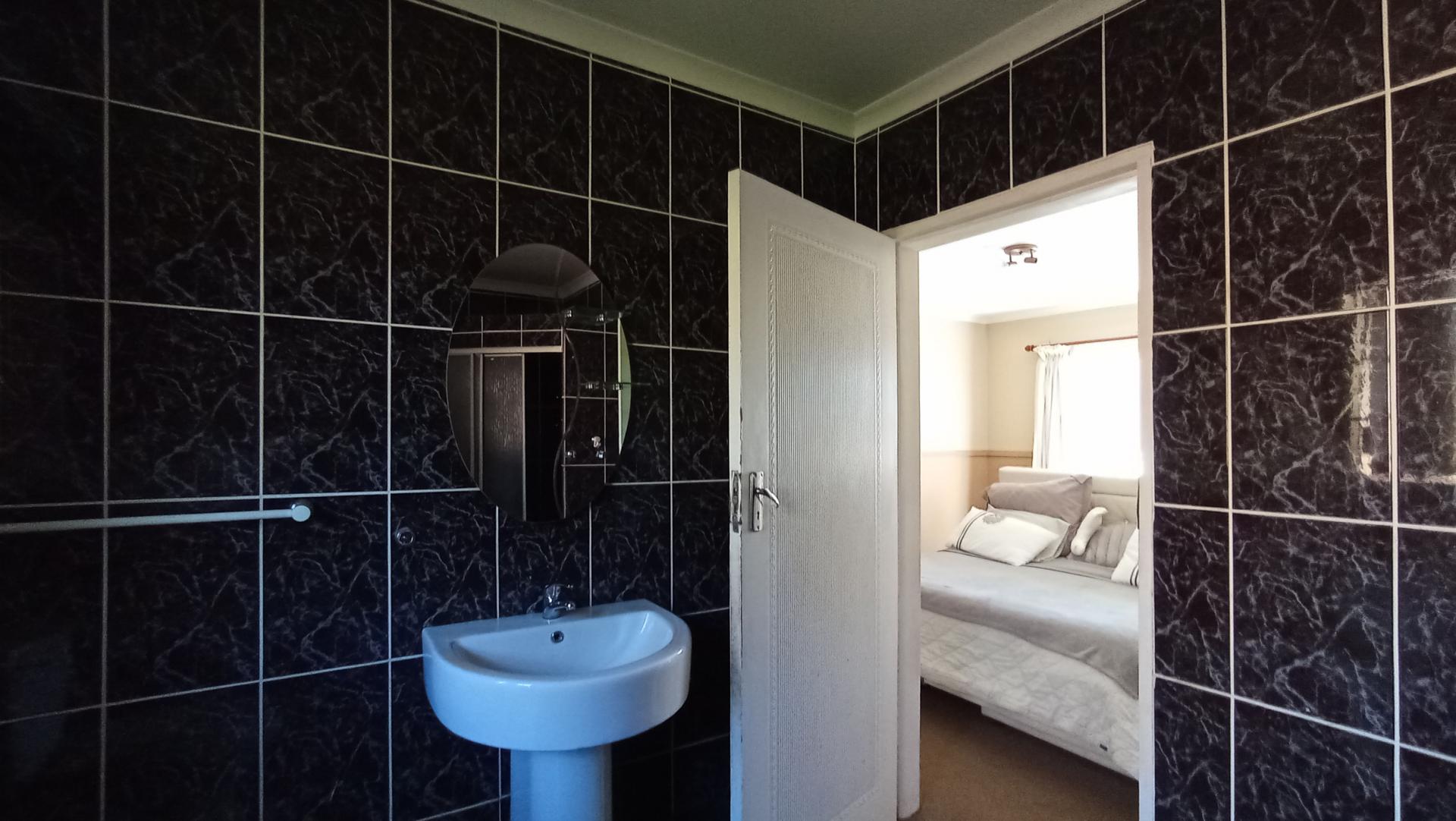 Main Bathroom - 9 square meters of property in Highveld