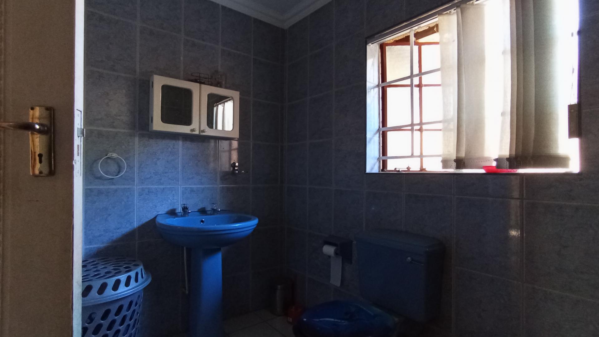 Bathroom 1 - 6 square meters of property in Highveld