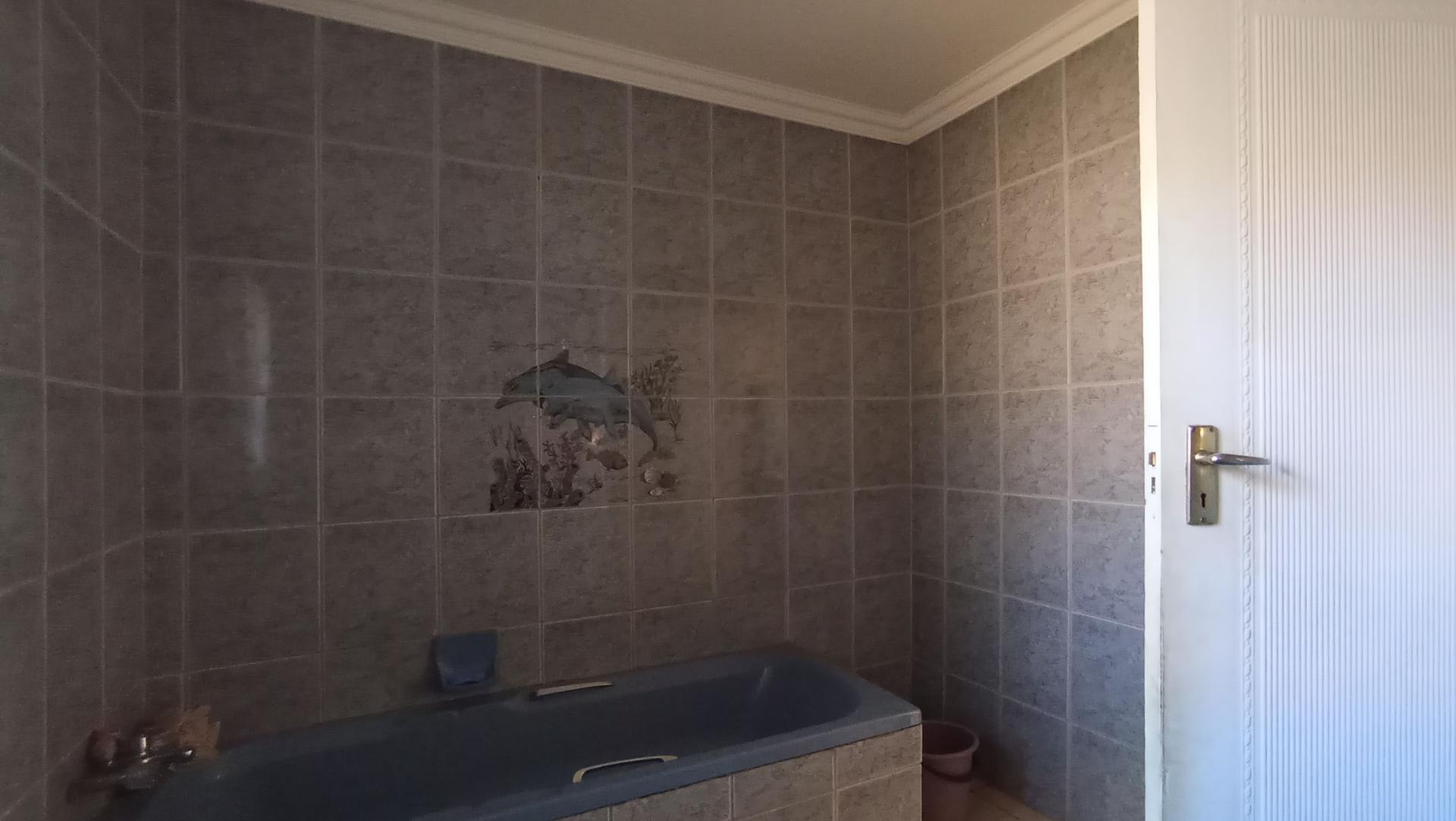 Bathroom 1 - 6 square meters of property in Highveld