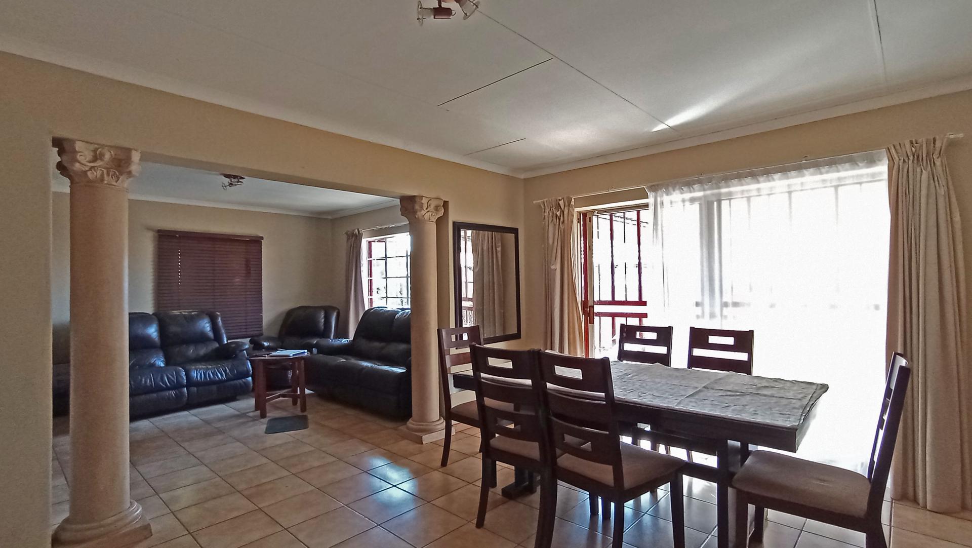 Dining Room - 18 square meters of property in Highveld