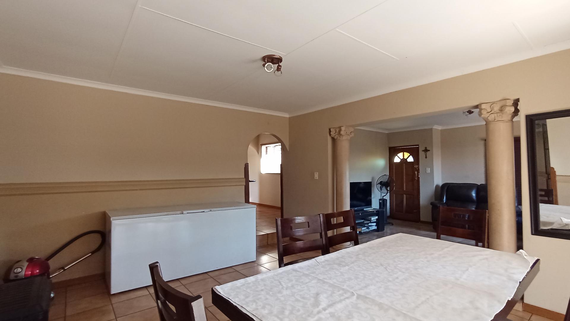 Dining Room - 18 square meters of property in Highveld
