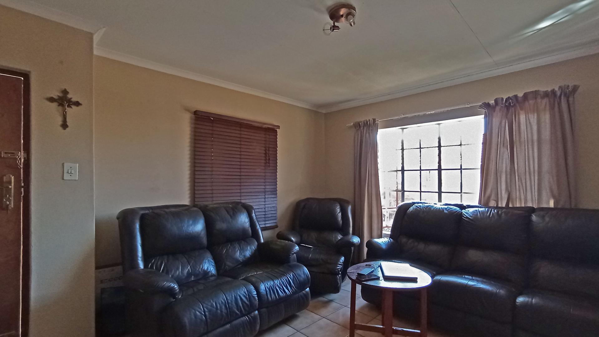 Lounges - 18 square meters of property in Highveld