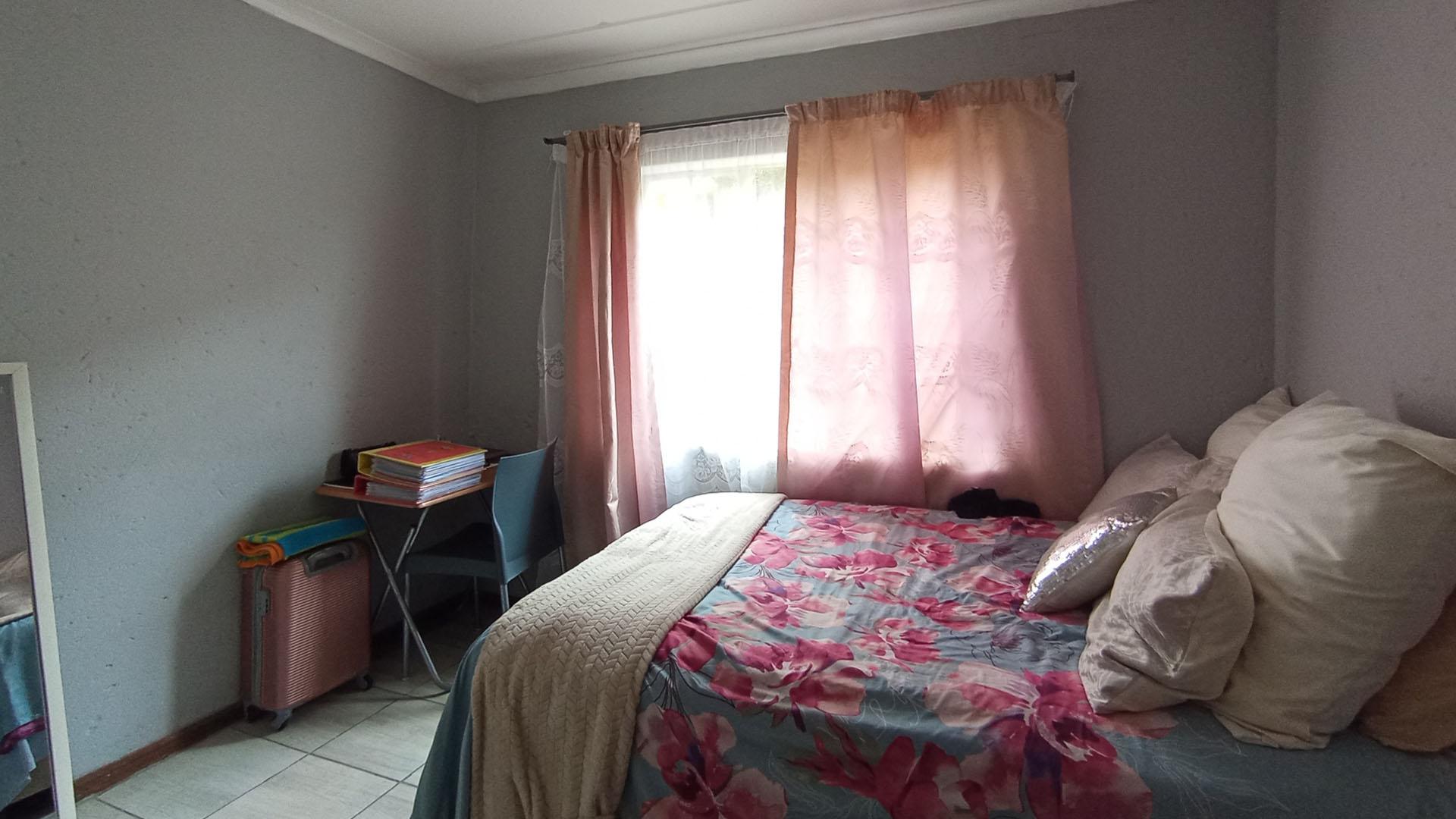 Bed Room 1 - 9 square meters of property in Heuweloord