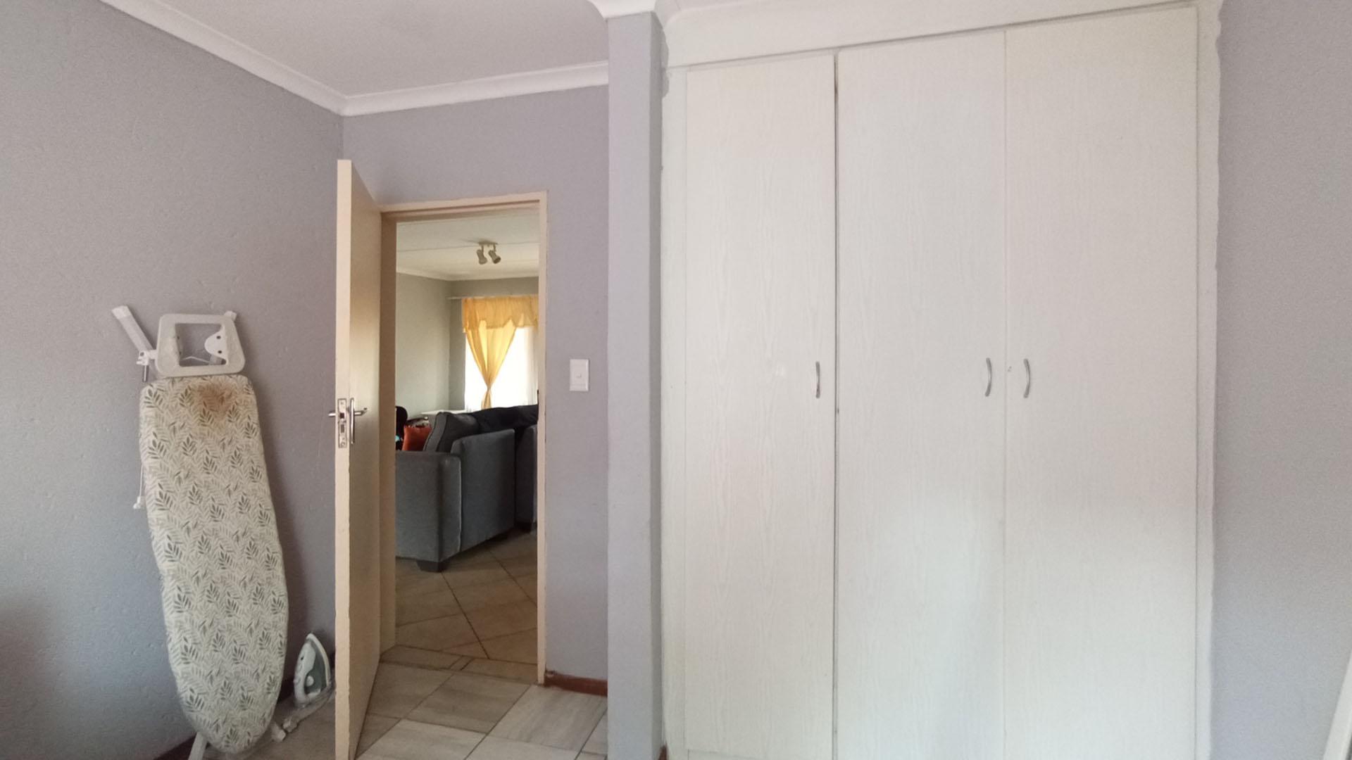 Bed Room 1 - 9 square meters of property in Heuweloord