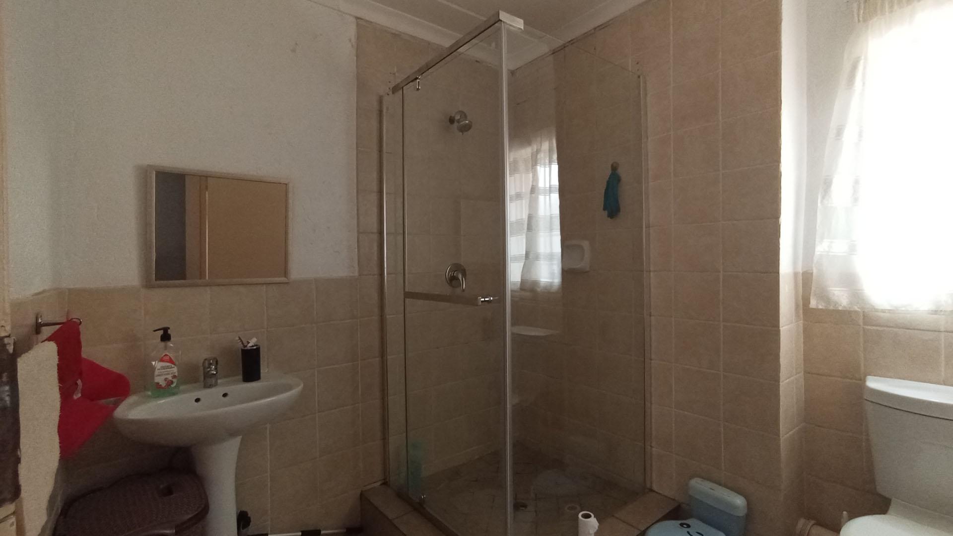 Bathroom 1 - 4 square meters of property in Heuweloord