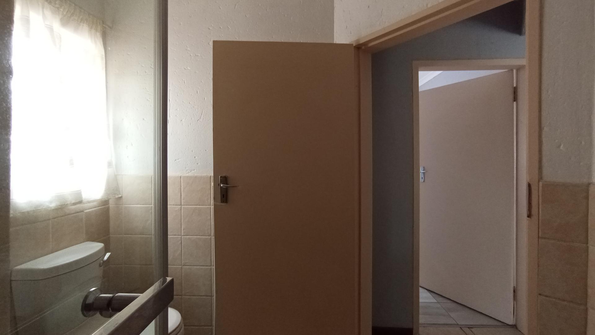 Bathroom 1 - 4 square meters of property in Heuweloord