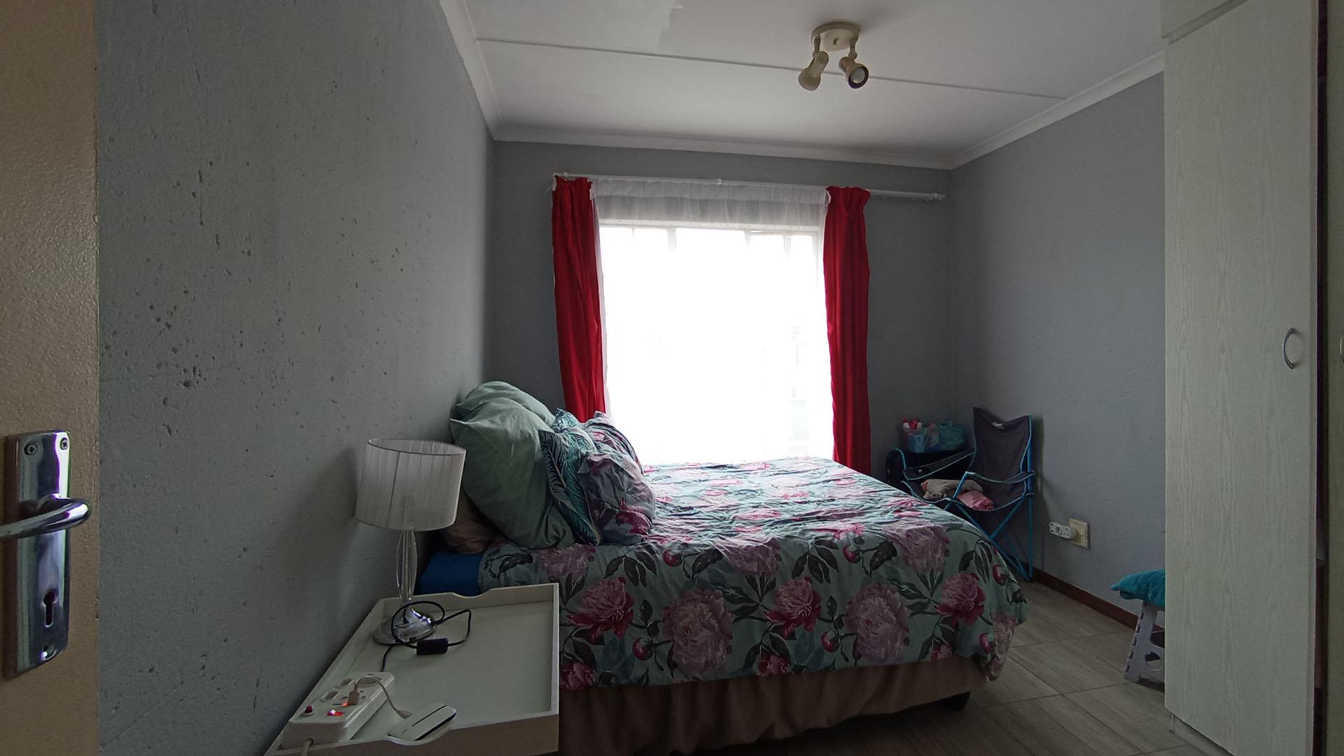 Main Bedroom - 14 square meters of property in Heuweloord