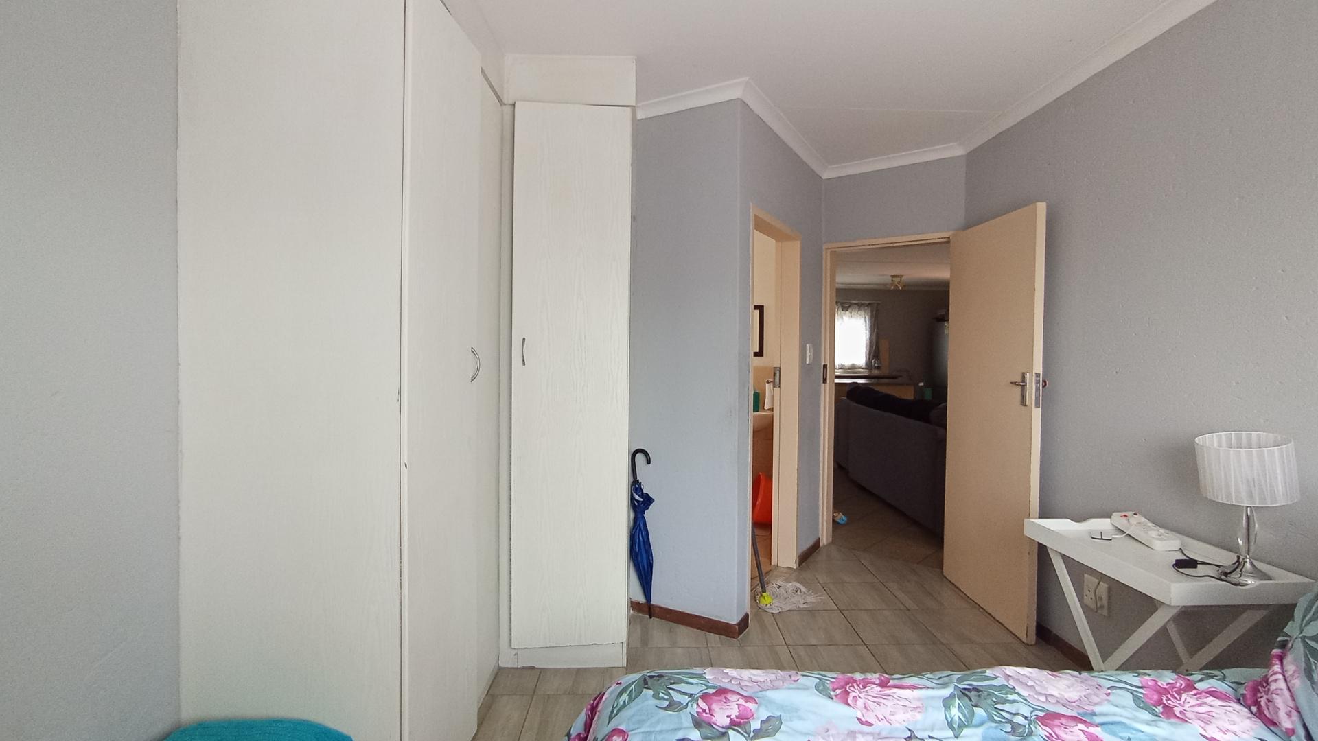 Main Bedroom - 14 square meters of property in Heuweloord