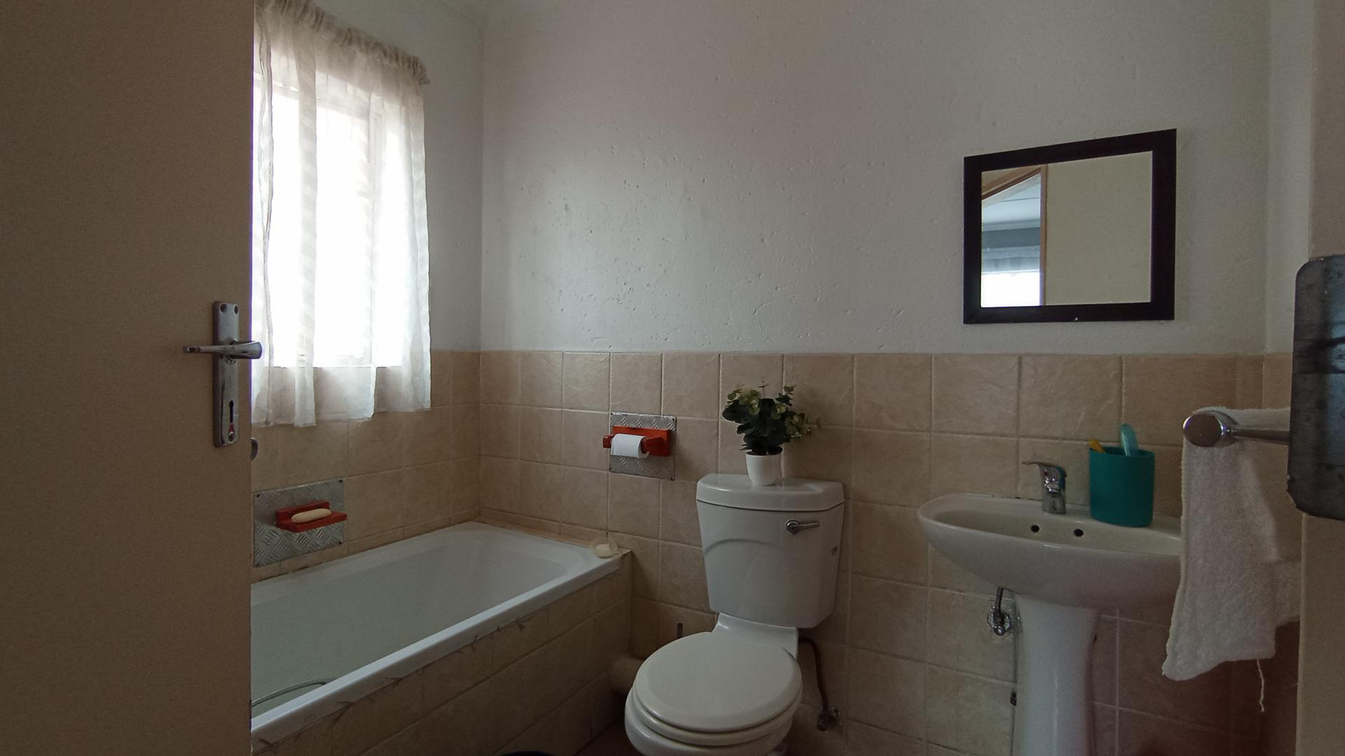 Main Bathroom - 4 square meters of property in Heuweloord