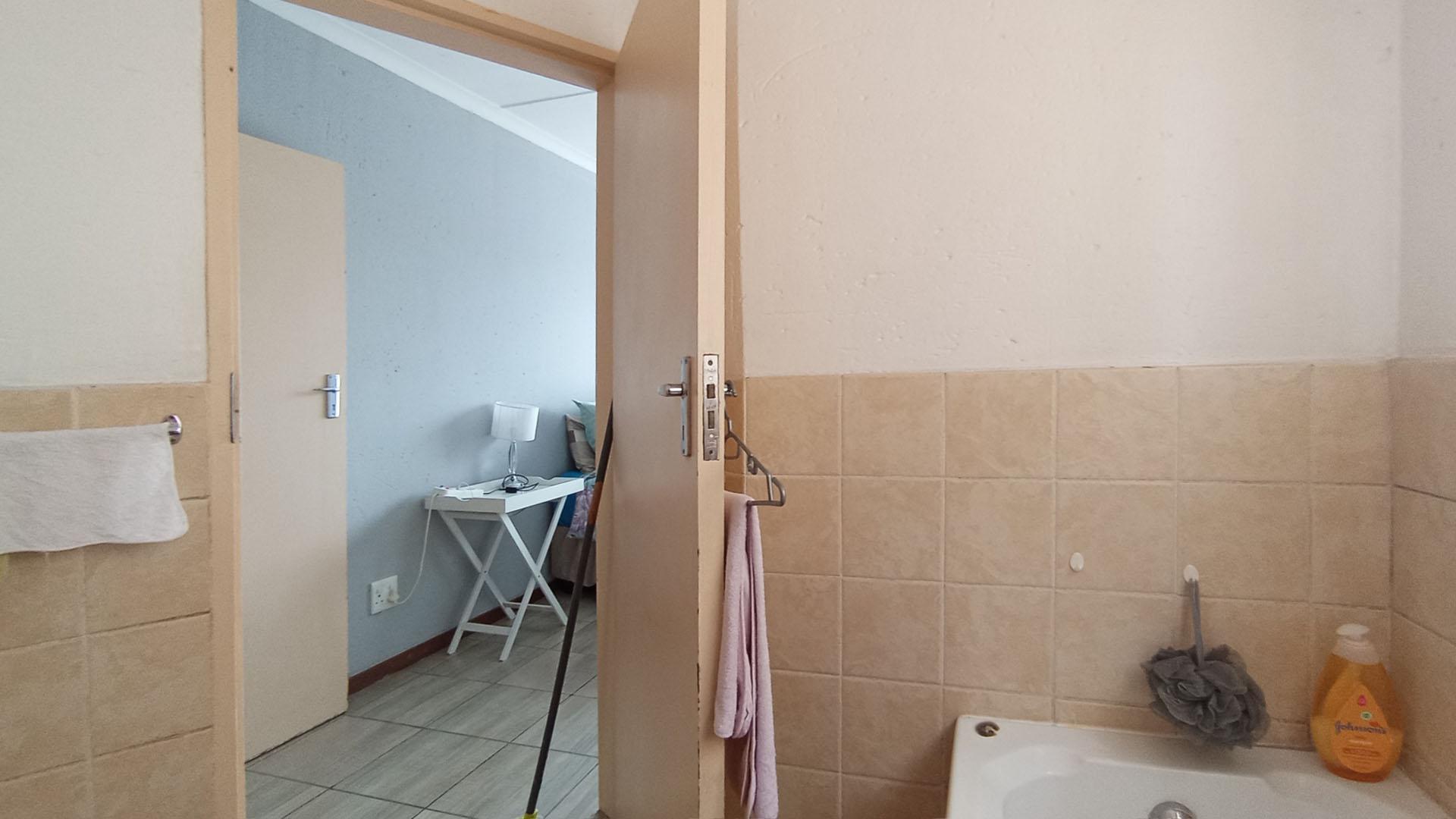 Main Bathroom - 4 square meters of property in Heuweloord