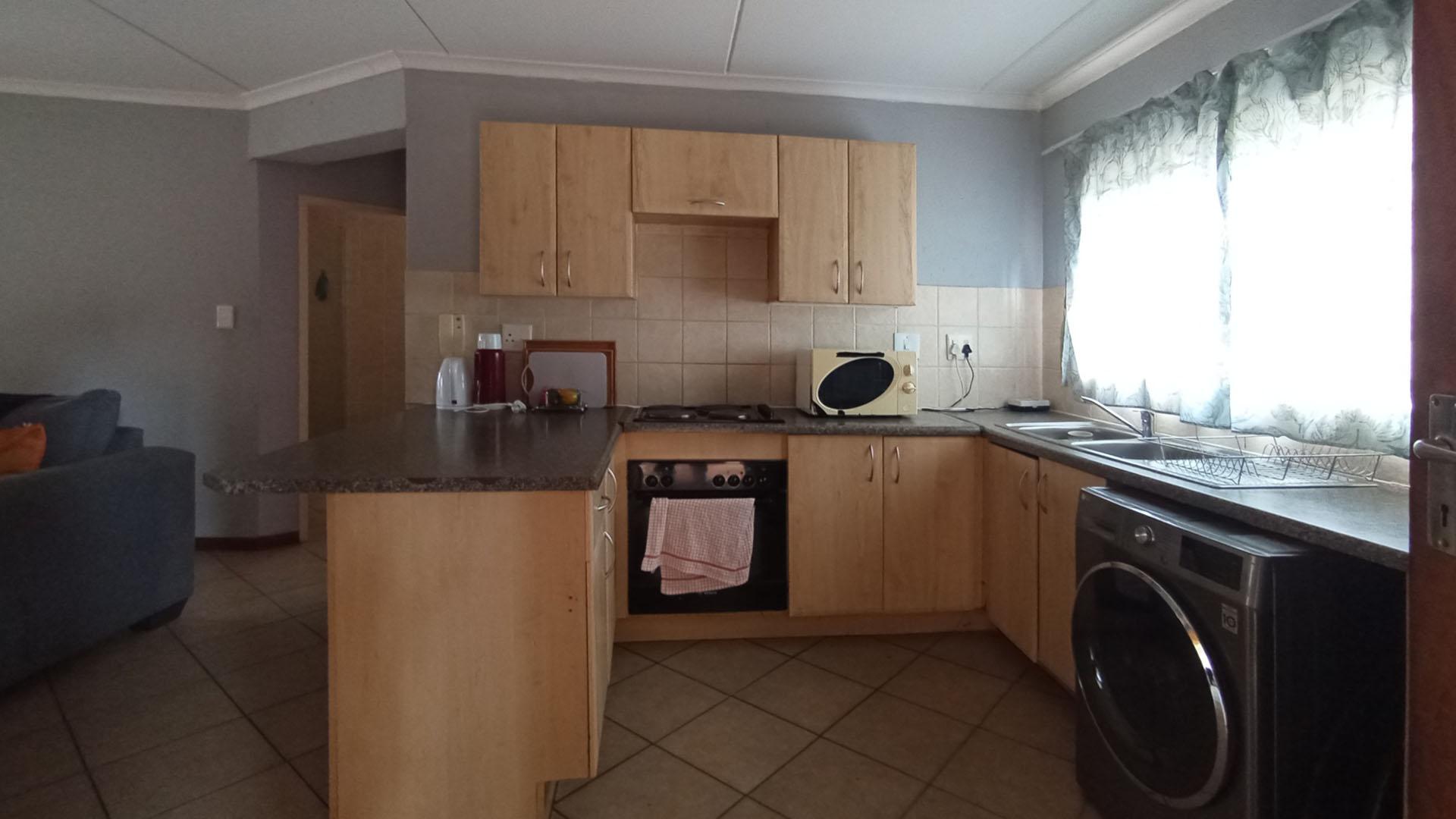Kitchen - 11 square meters of property in Heuweloord
