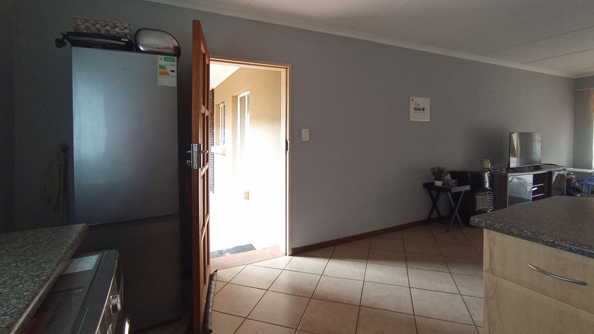 Kitchen - 11 square meters of property in Heuweloord