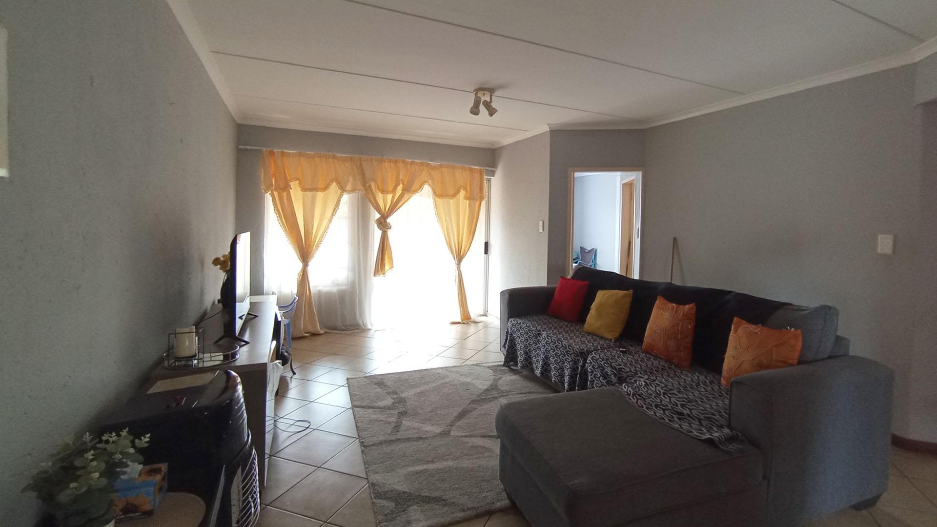 Lounges - 20 square meters of property in Heuweloord