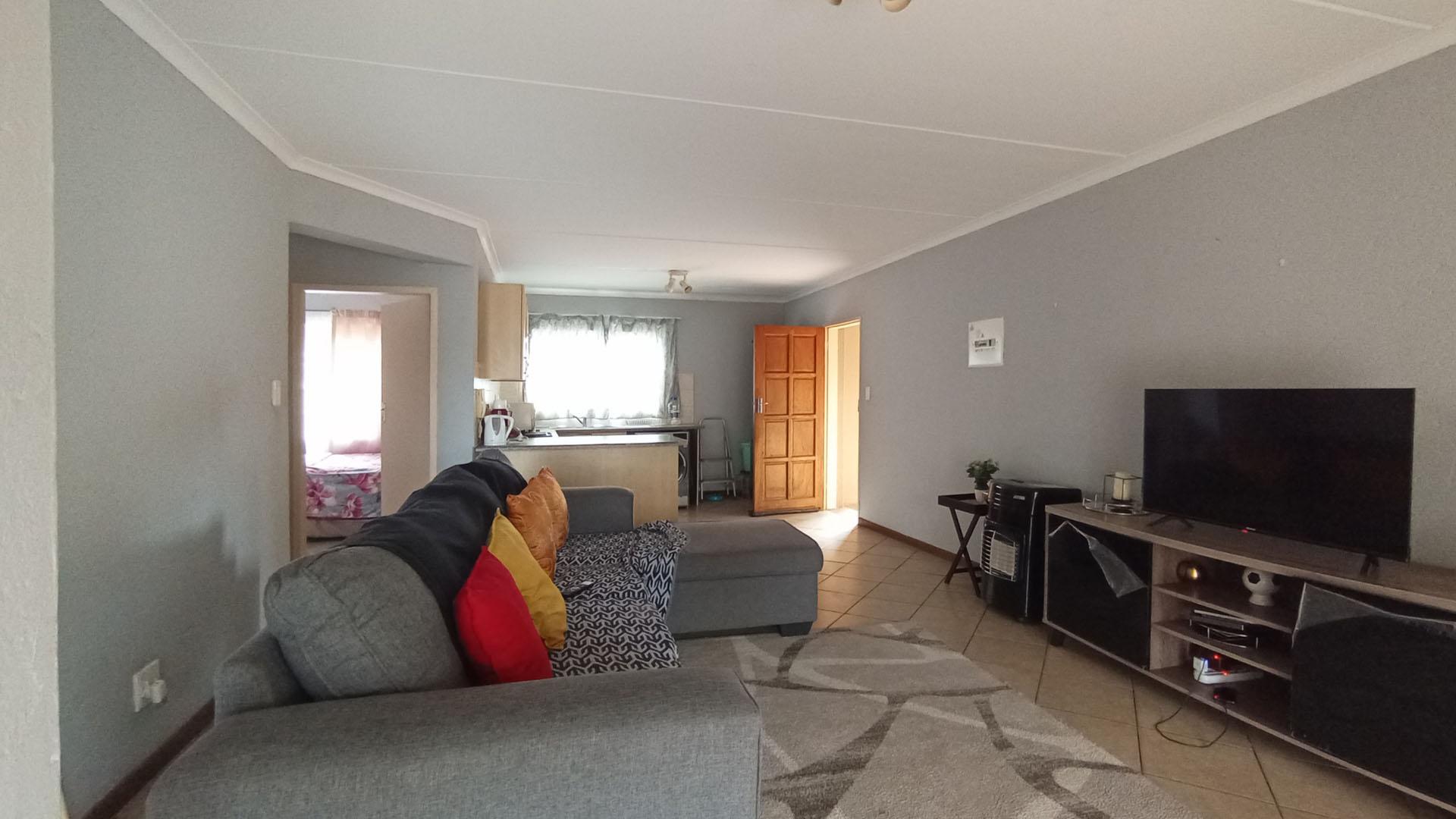 Lounges - 20 square meters of property in Heuweloord