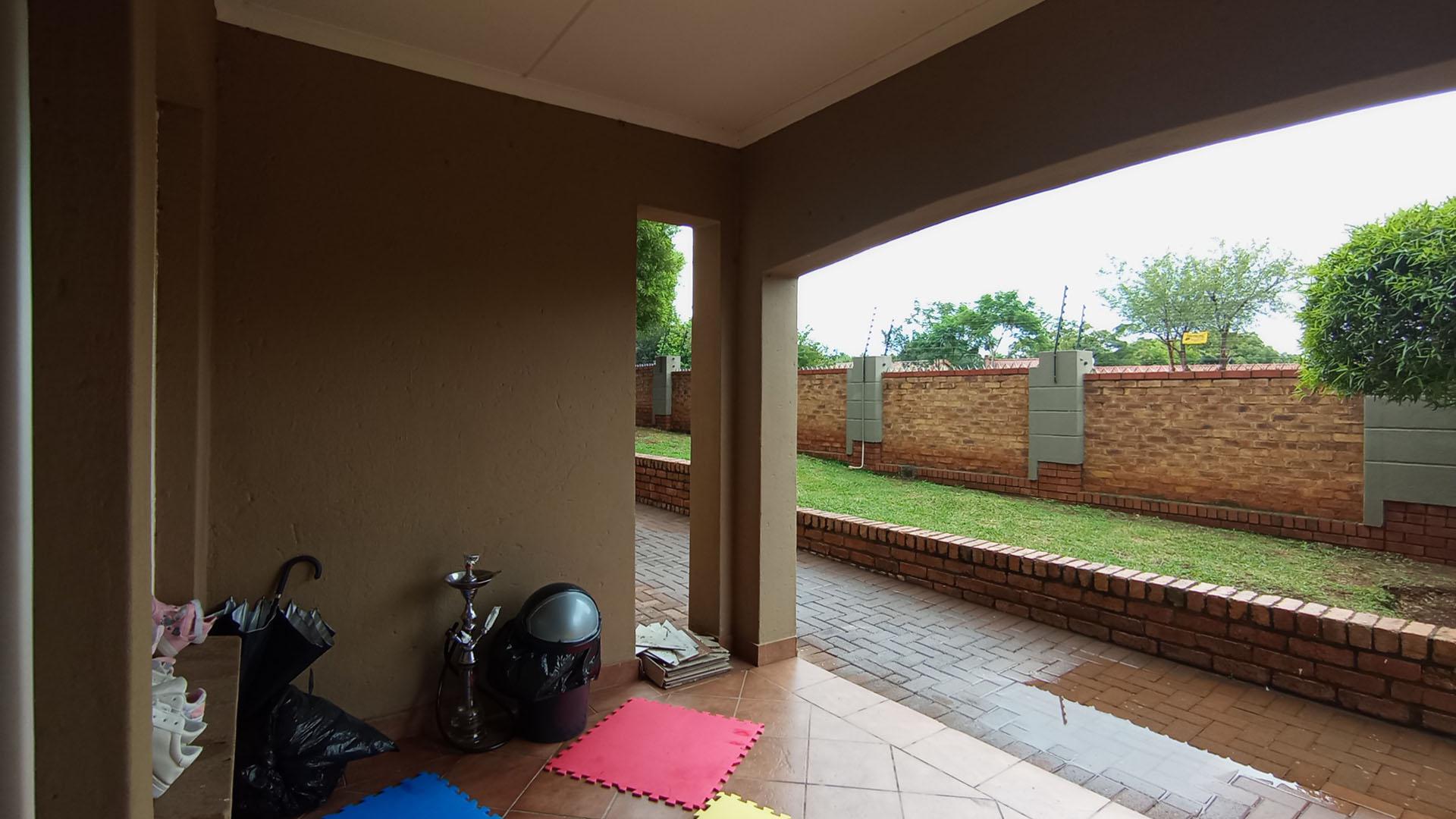 Patio - 8 square meters of property in Heuweloord