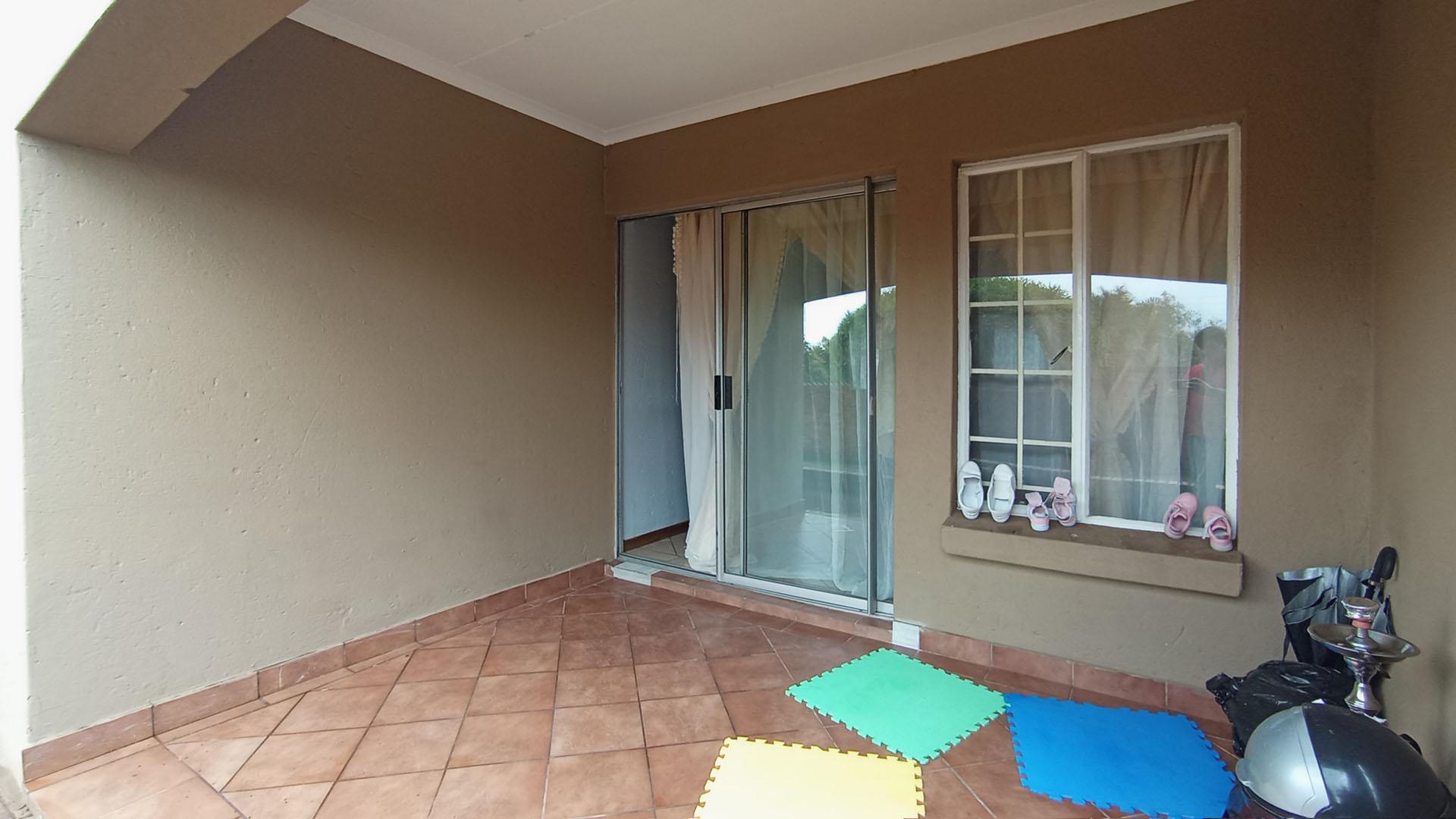 Patio - 8 square meters of property in Heuweloord