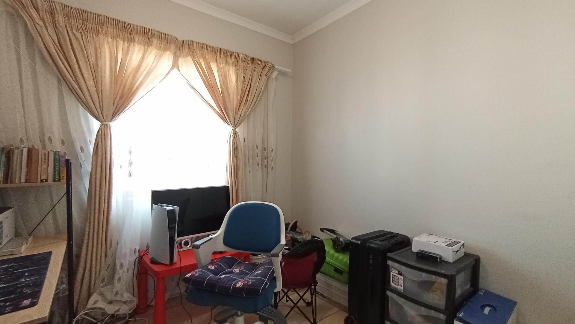 Bed Room 1 - 10 square meters of property in Hesteapark