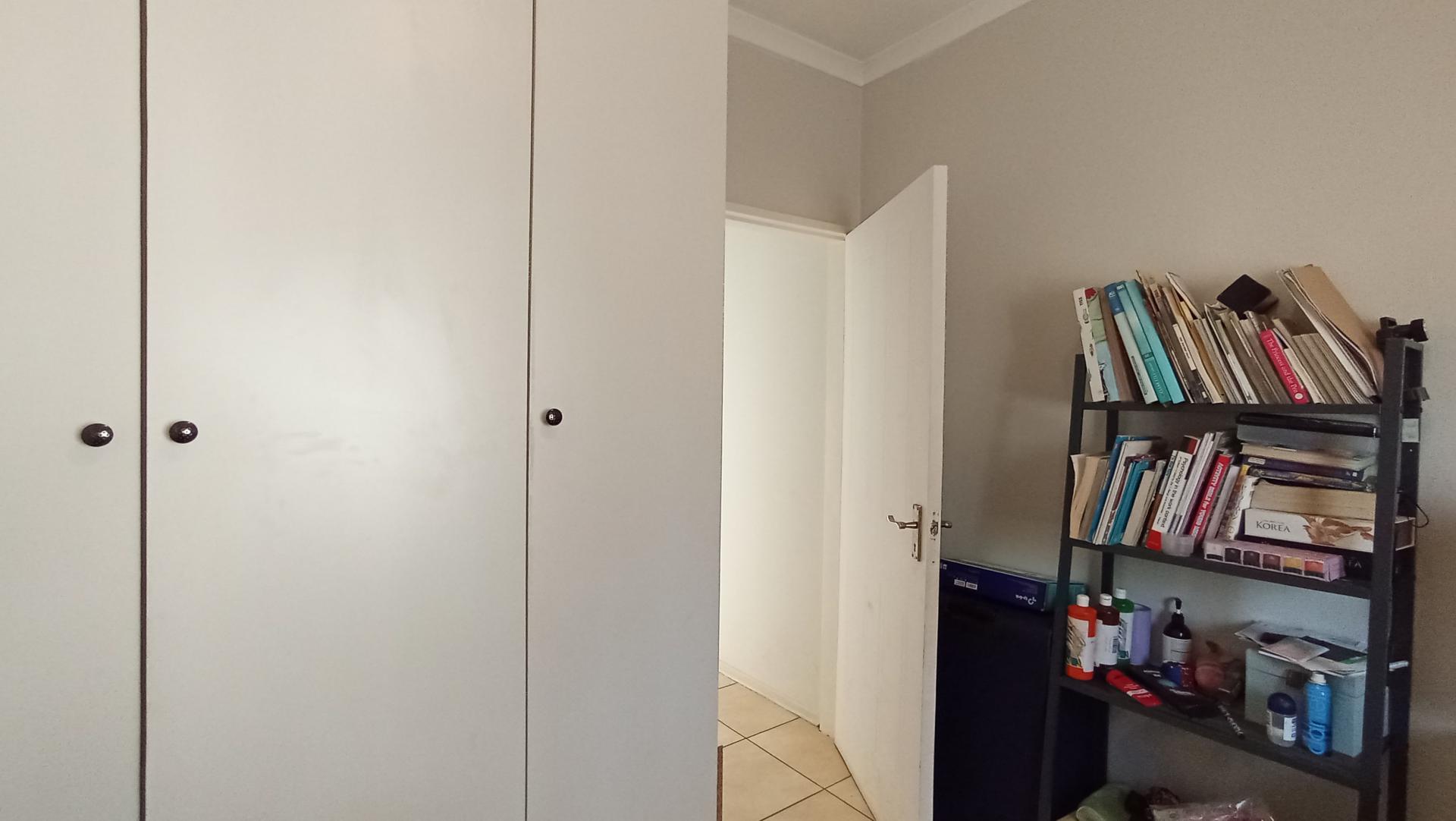 Bed Room 1 - 10 square meters of property in Hesteapark