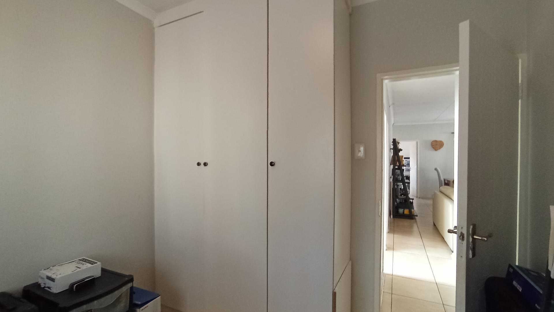 Bed Room 1 - 10 square meters of property in Hesteapark