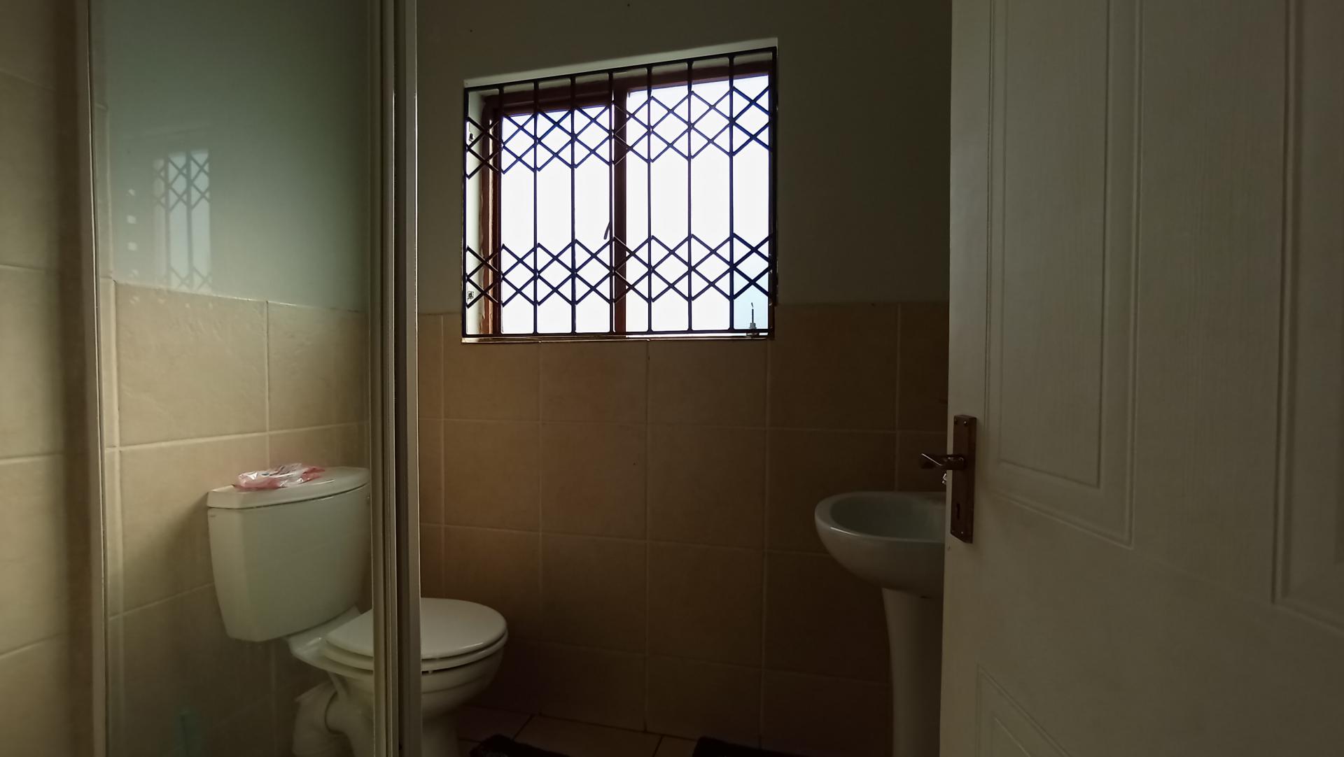 Bathroom 1 - 4 square meters of property in Hesteapark