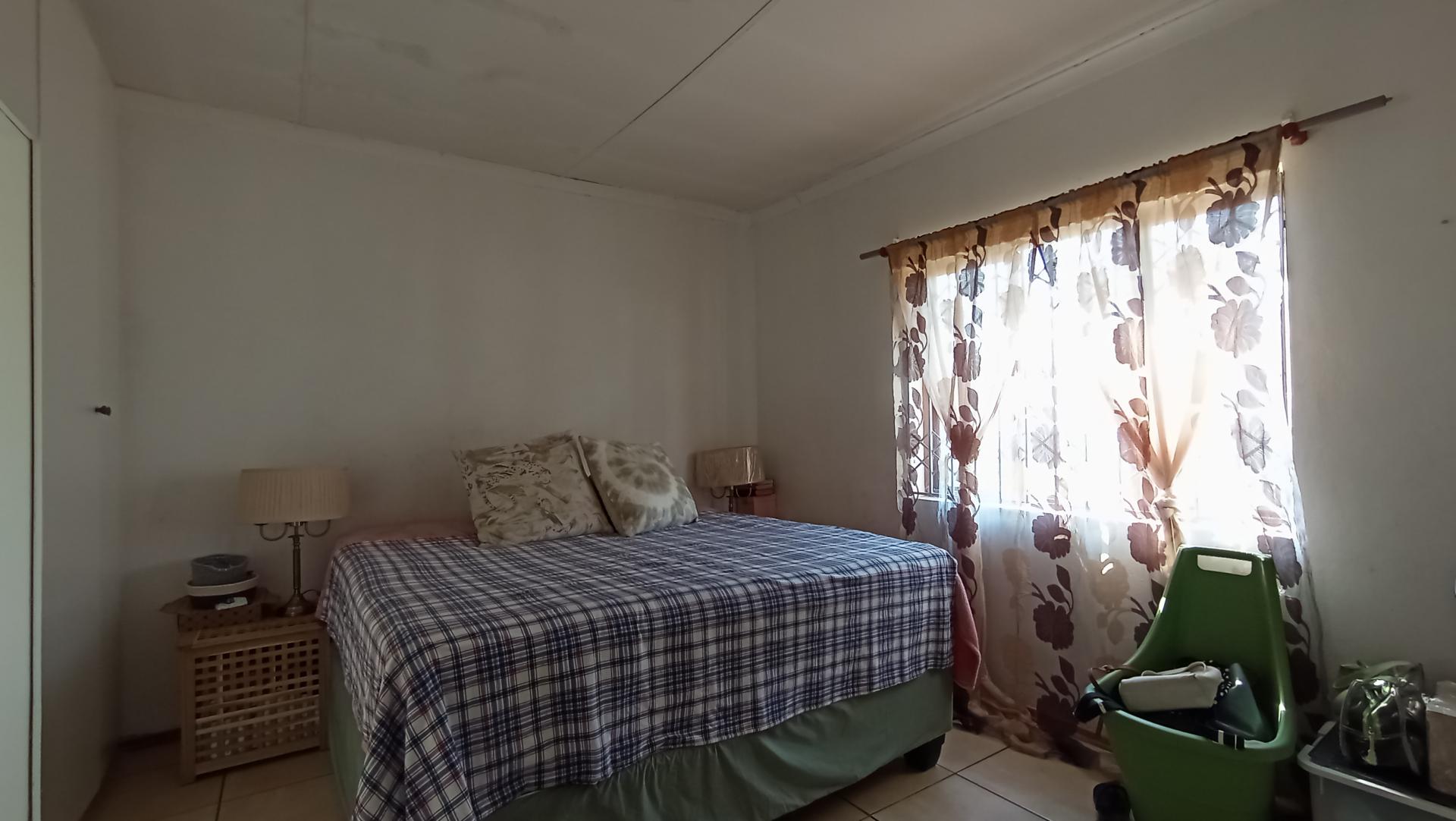 Main Bedroom - 16 square meters of property in Hesteapark