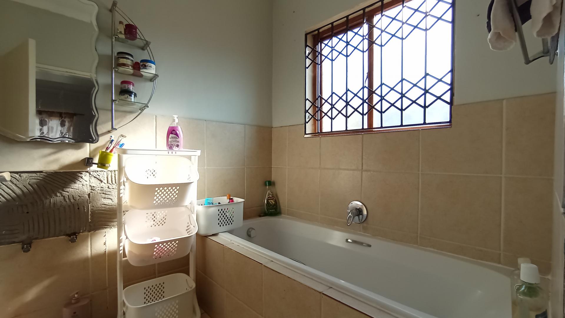 Main Bathroom - 7 square meters of property in Hesteapark