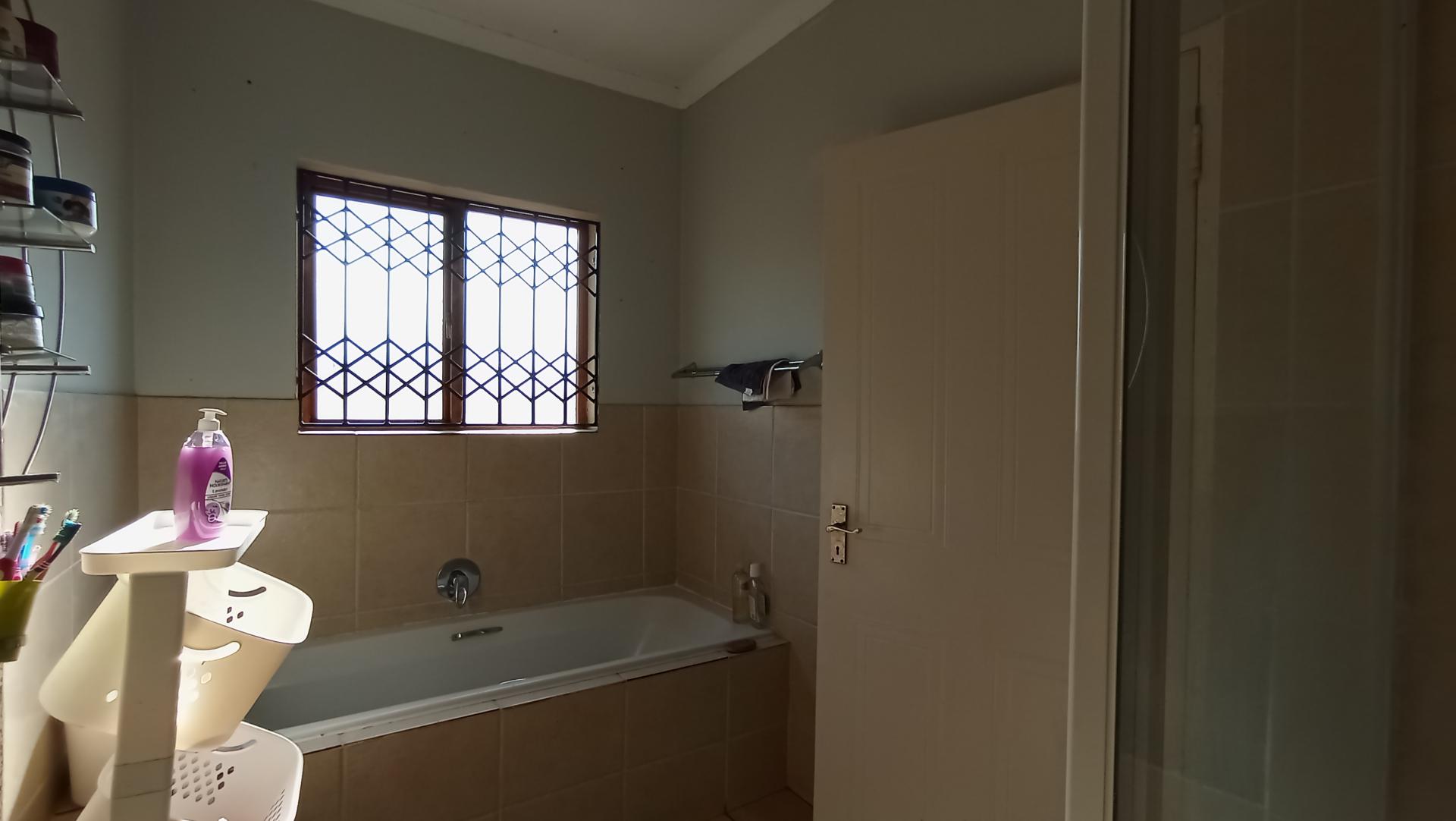 Main Bathroom - 7 square meters of property in Hesteapark