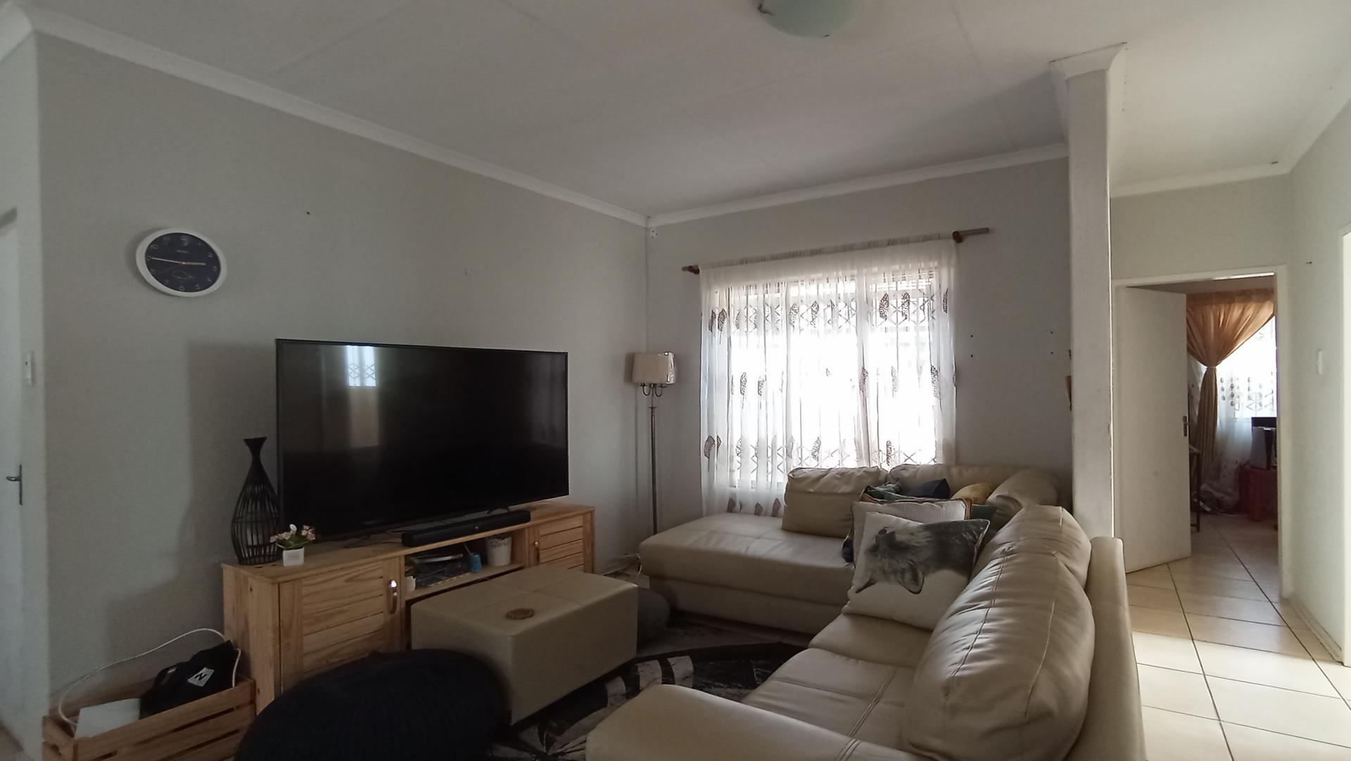 Lounges - 10 square meters of property in Hesteapark