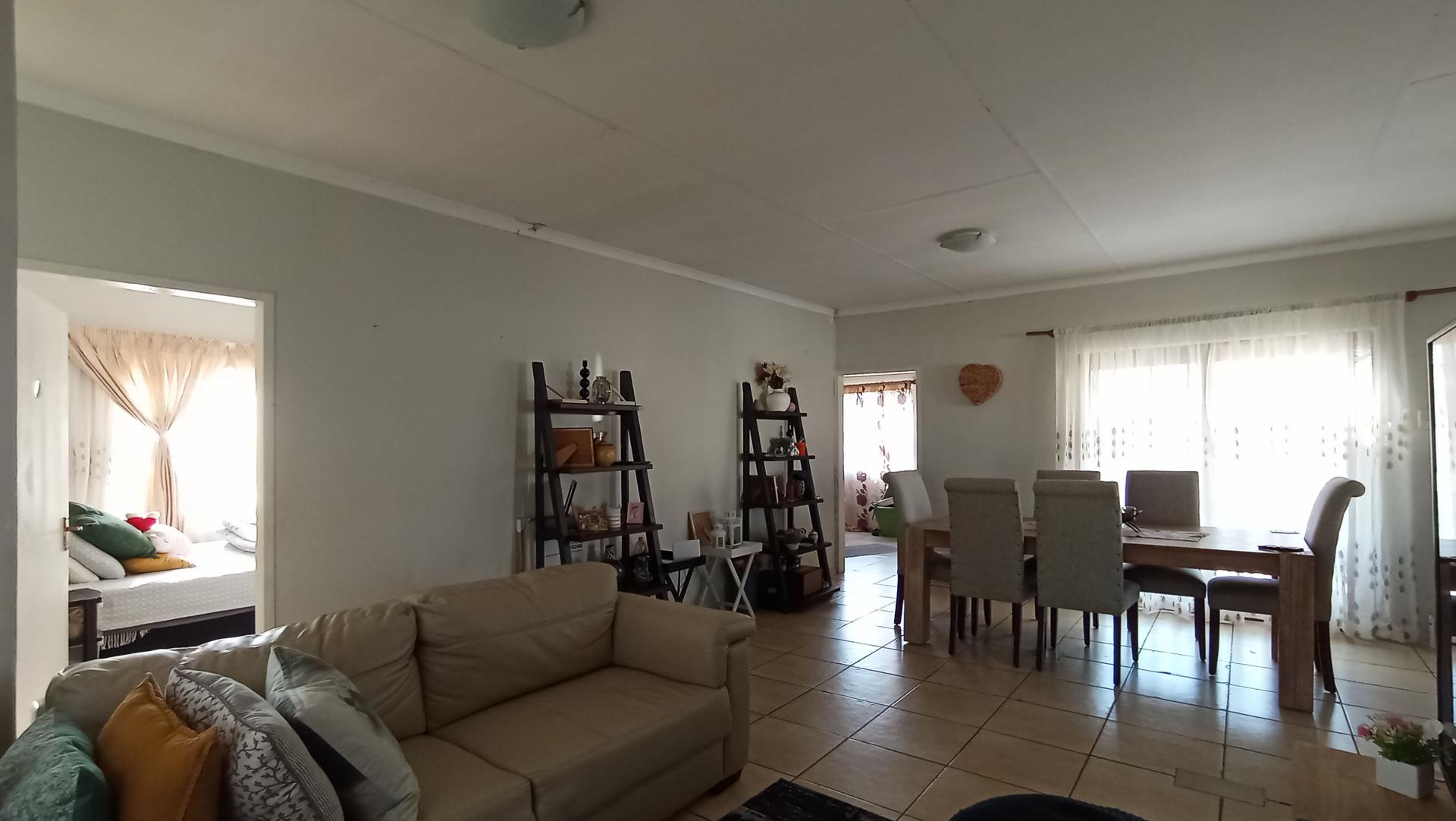 Lounges - 10 square meters of property in Hesteapark