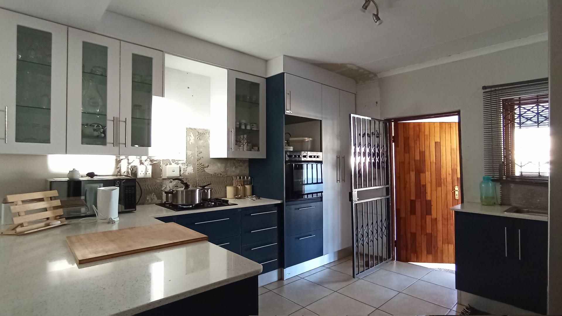 Kitchen - 17 square meters of property in Hesteapark