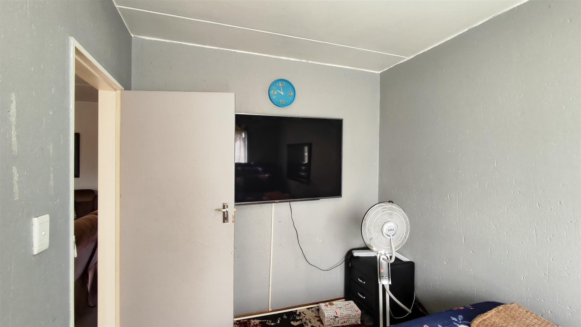 Main Bedroom - 11 square meters of property in Comet