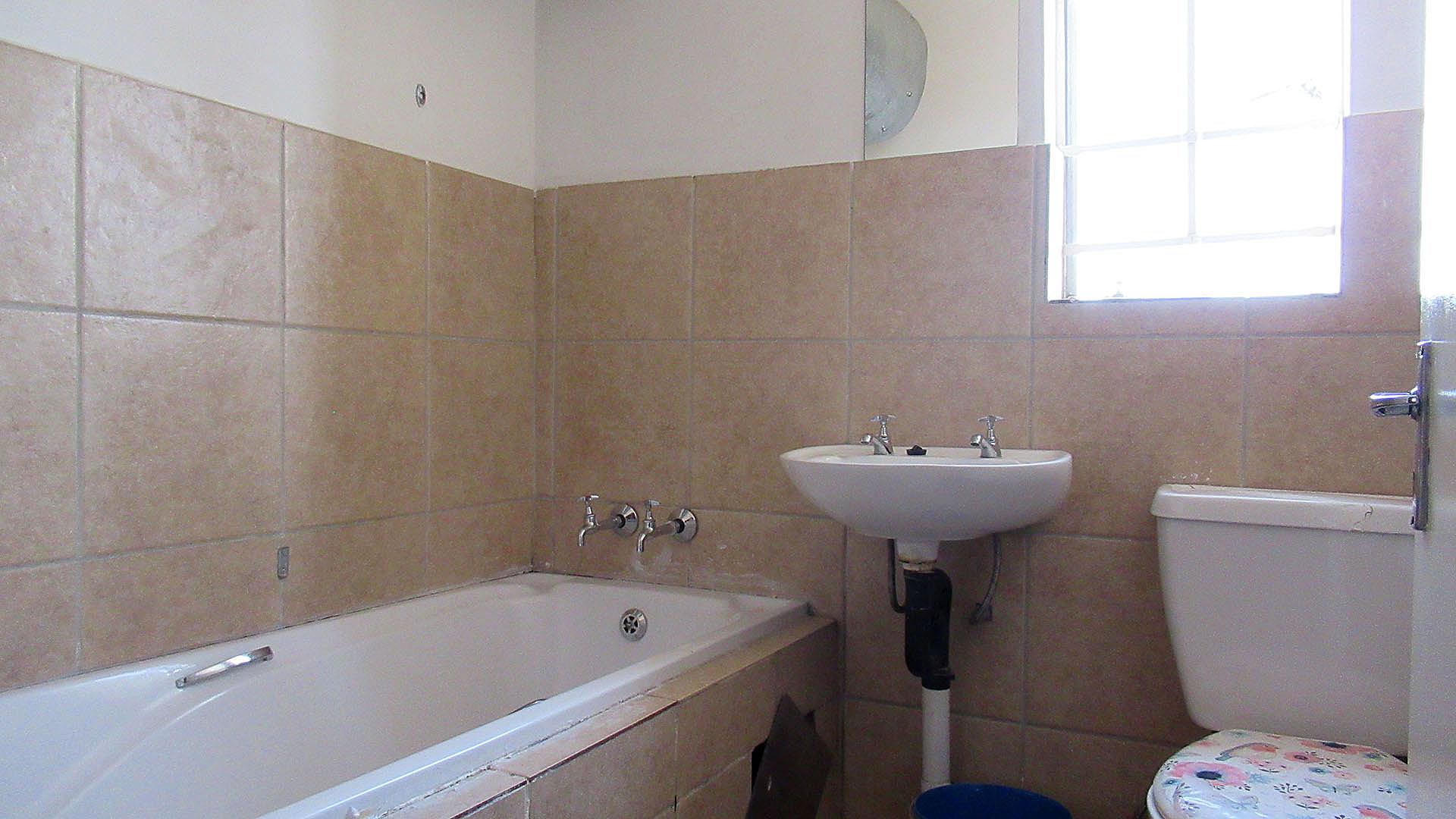 Bathroom 1 - 5 square meters of property in Fleurhof